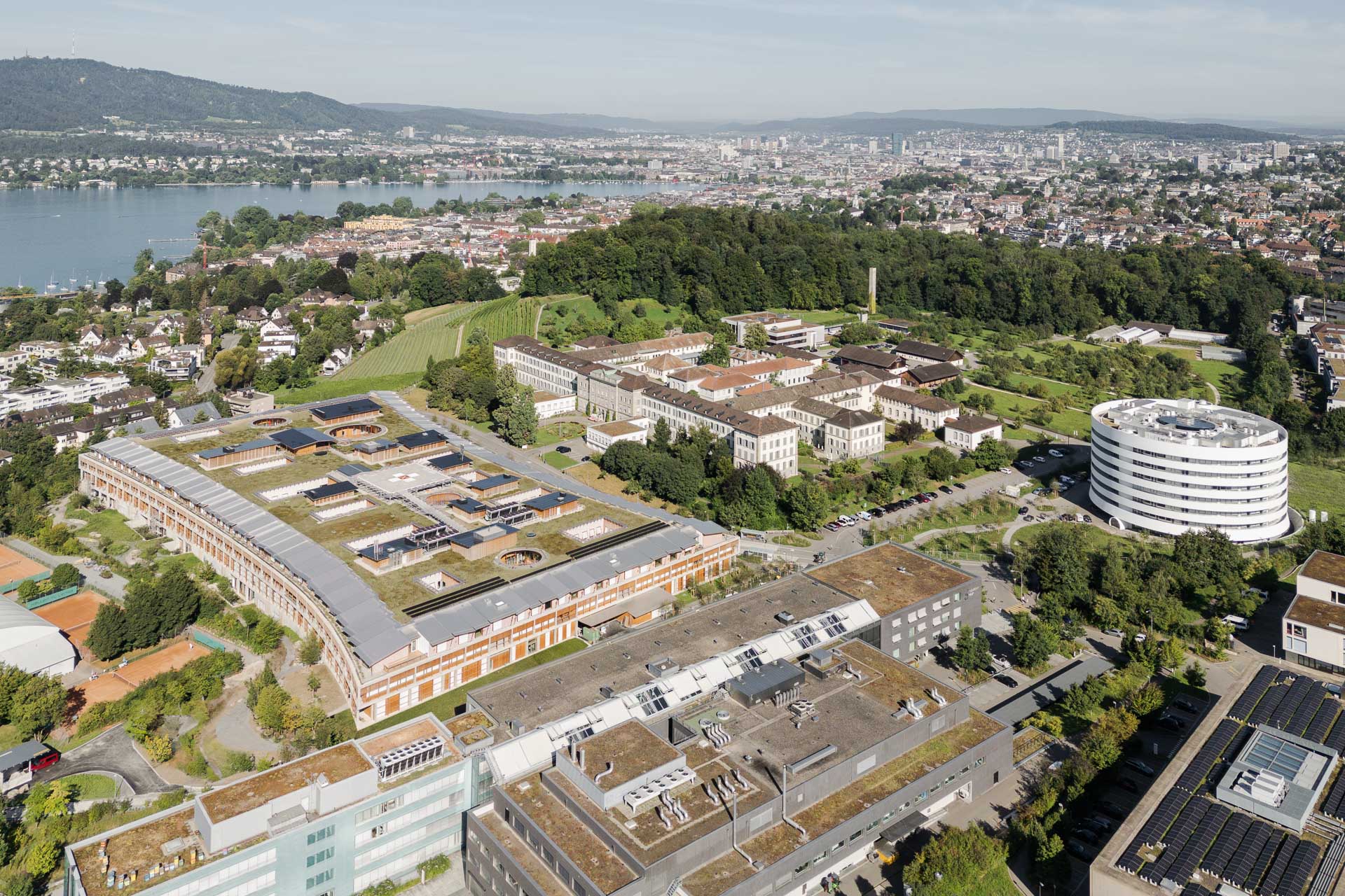 https://detail-cdn.s3.eu-central-1.amazonaws.com/media/catalog/product/0/2/02-kinderspital-zuerich-herzog-_-de-meuron.jpg?width=437&height=582&store=de_de&image-type=image