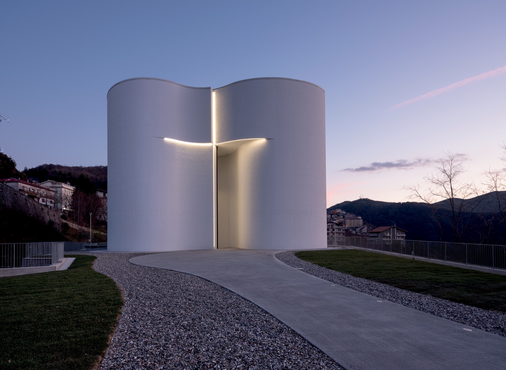 https://detail-cdn.s3.eu-central-1.amazonaws.com/media/catalog/product/0/2/02-kirche-in-italien-mario-cucinella-architects.jpg?width=437&height=582&store=de_en&image-type=image