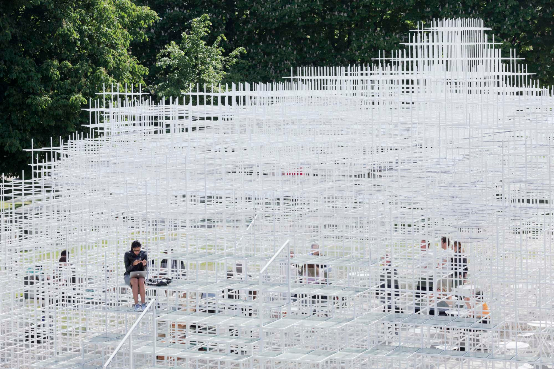 https://detail-cdn.s3.eu-central-1.amazonaws.com/media/catalog/product/0/2/02-l_arbre-blanc-sou-fujimoto-architects.jpg?width=437&height=582&store=de_de&image-type=image