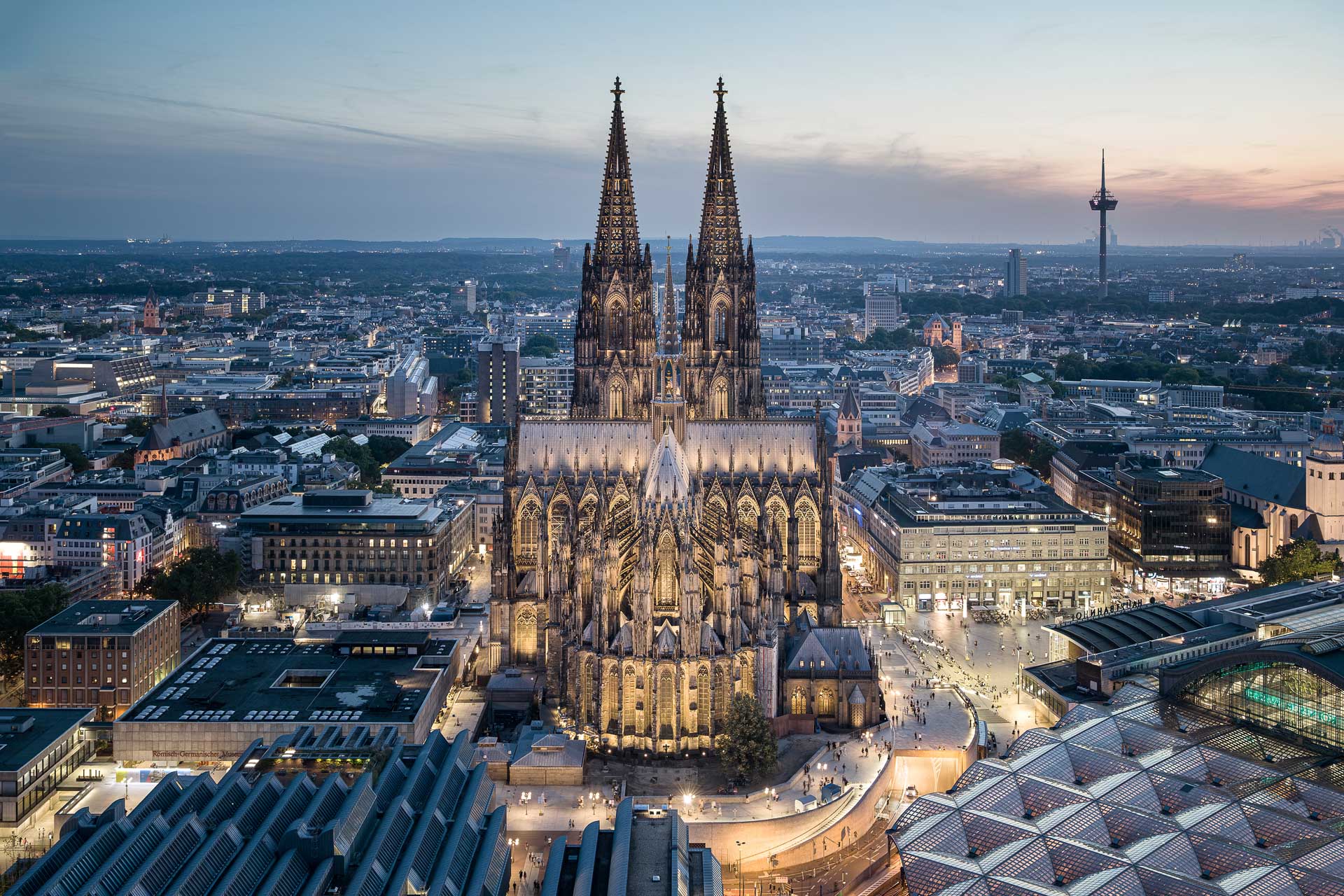 https://detail-cdn.s3.eu-central-1.amazonaws.com/media/catalog/product/0/2/02-led-beleuchtung-koelner-dom.jpg?width=437&height=582&store=de_de&image-type=image