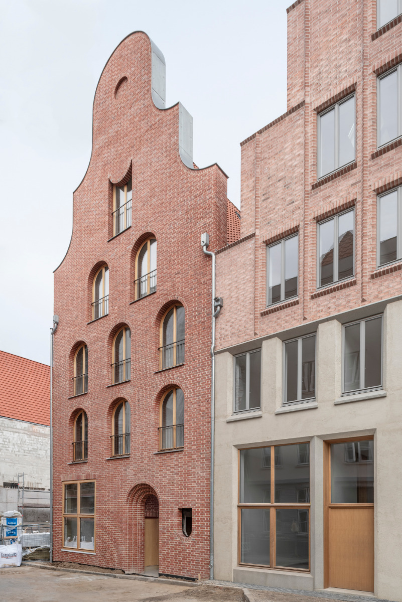 https://detail-cdn.s3.eu-central-1.amazonaws.com/media/catalog/product/0/2/02-lu_becker-stadthaus-henrik-becker-architekt.jpg?width=437&height=582&store=de_de&image-type=image