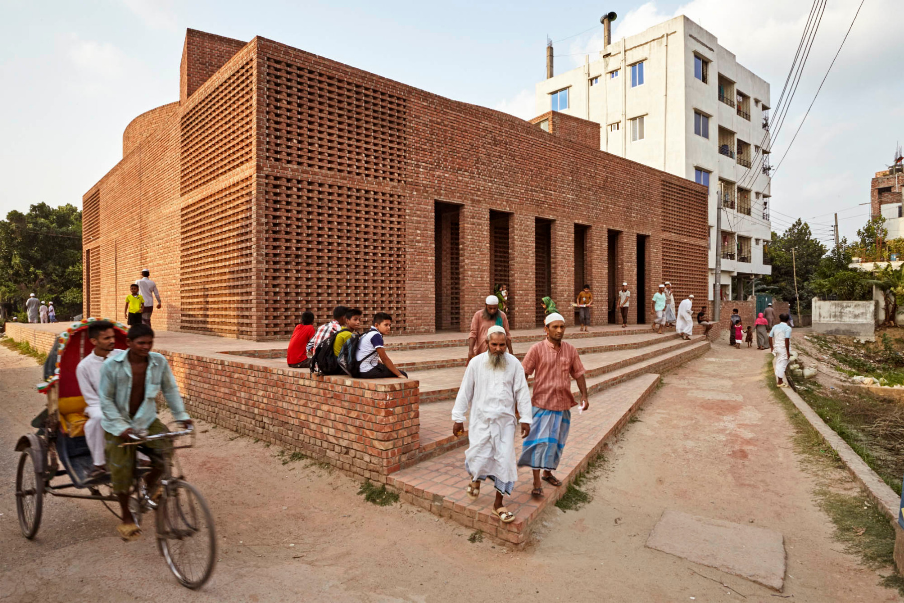 https://detail-cdn.s3.eu-central-1.amazonaws.com/media/catalog/product/0/2/02-marina-tabassum-architects-in-bangladesh-bait-ur-rouf-mosque-_-rajesh-vora.jpg?width=437&height=582&store=de_de&image-type=image