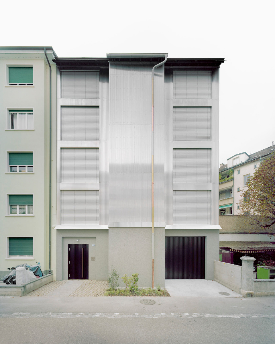 https://detail-cdn.s3.eu-central-1.amazonaws.com/media/catalog/product/0/2/02-mehrfamilienhaus-lukas-raeber-architekten-basel.jpg?width=437&height=582&store=de_de&image-type=image