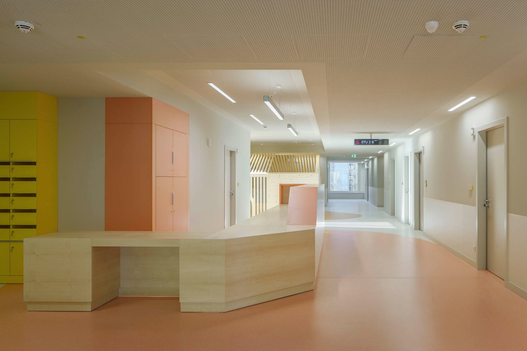 https://detail-cdn.s3.eu-central-1.amazonaws.com/media/catalog/product/0/2/02-neubau-sozialpaediatrischen-kinderzentrum-muenchen-h2m-a_sh-architekten-bodenkonzept-nora-systems.jpg?width=437&height=582&store=de_de&image-type=image