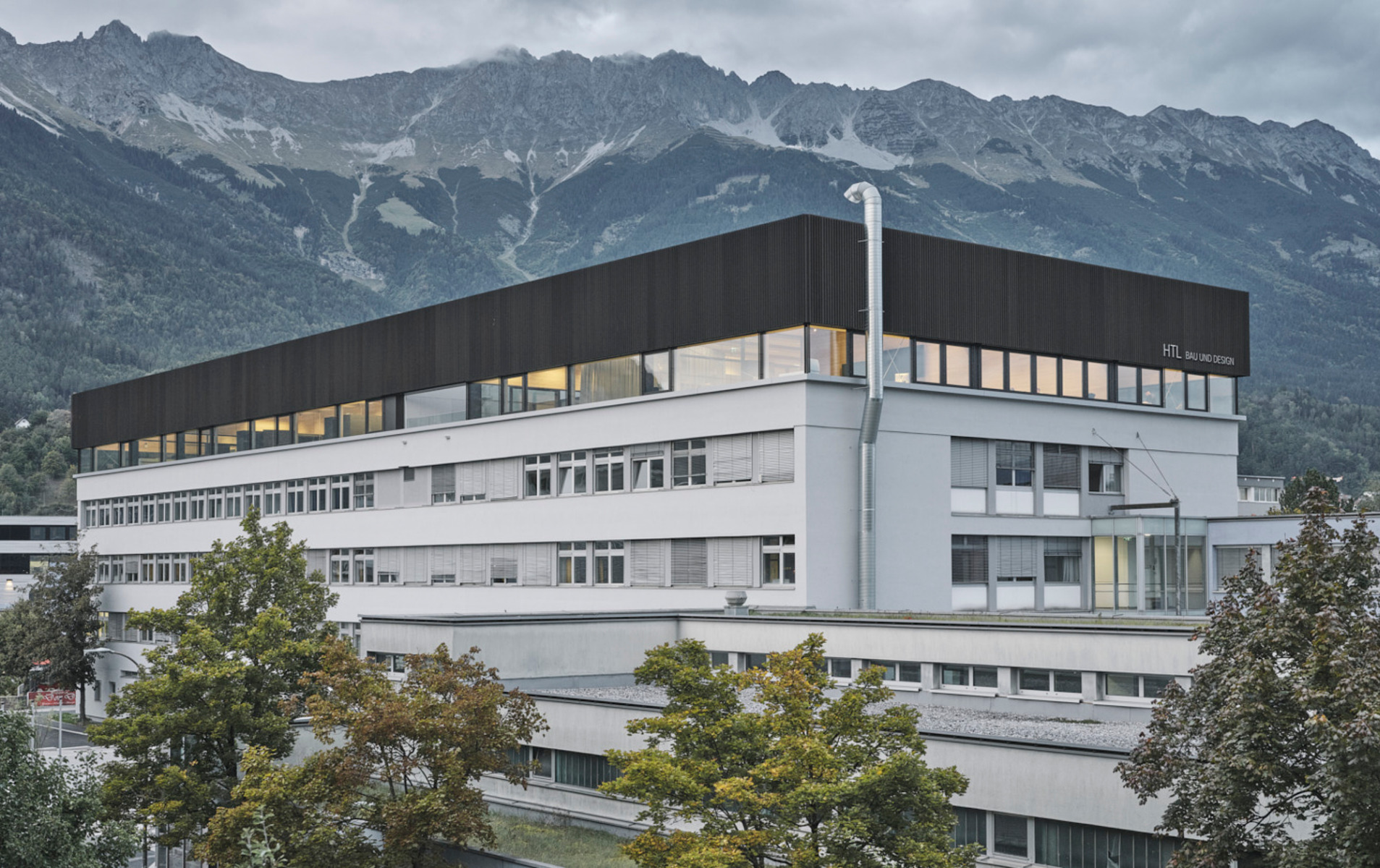 https://detail-cdn.s3.eu-central-1.amazonaws.com/media/catalog/product/0/2/02-oberschule-htl-bau-und-design-innsbruck-ao-architekten.jpg?width=437&height=582&store=de_de&image-type=image