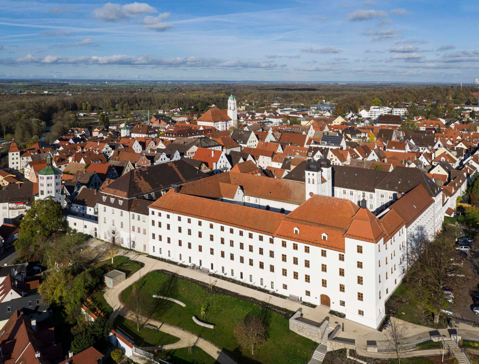 https://detail-cdn.s3.eu-central-1.amazonaws.com/media/catalog/product/0/2/02-sanierung-schloss-guenzburg.jpg?width=437&height=582&store=de_de&image-type=image