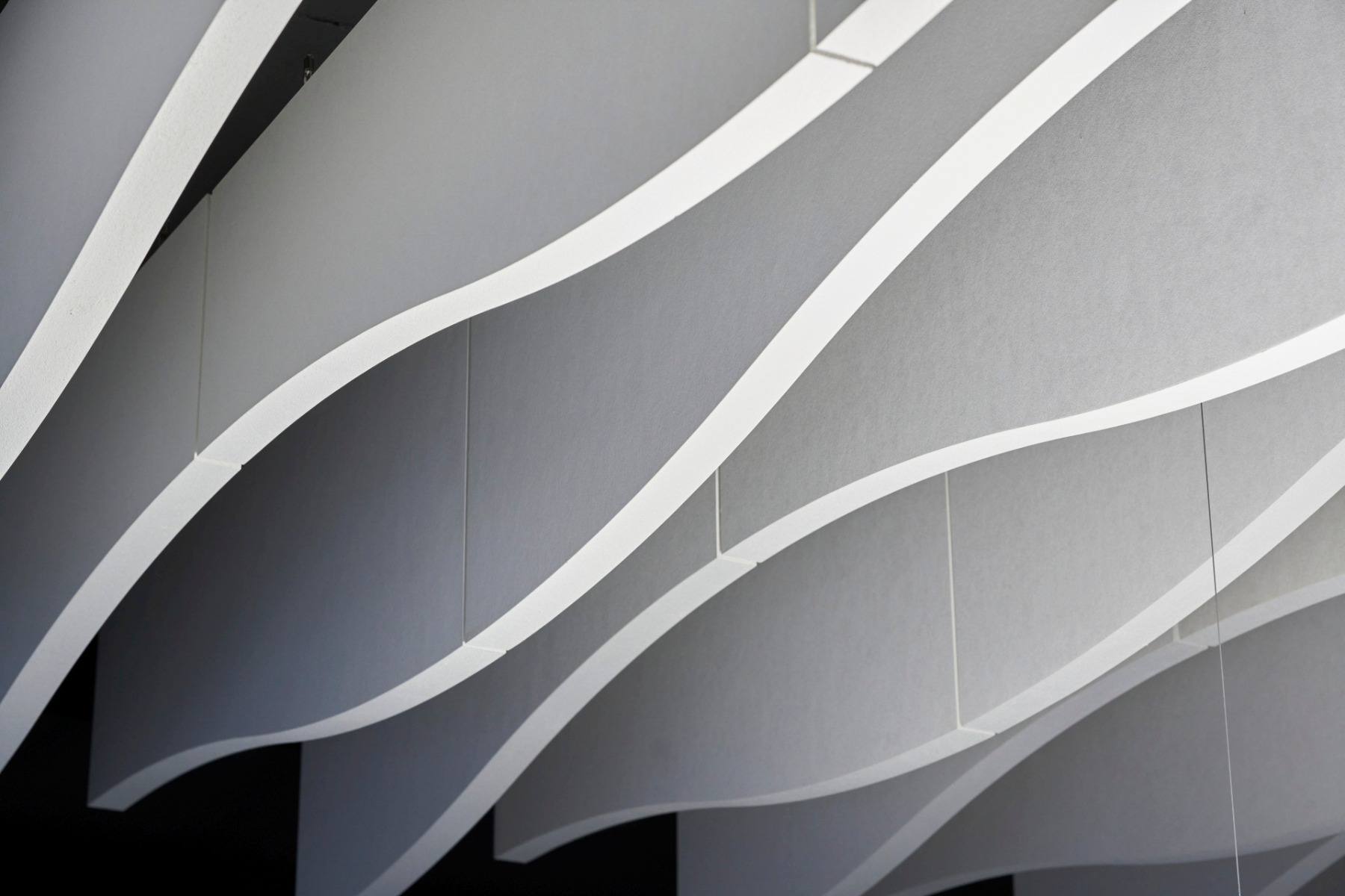 Rockfon Contour Wave Baffeln in einer Detailansicht, Foto: Lars Behrendt