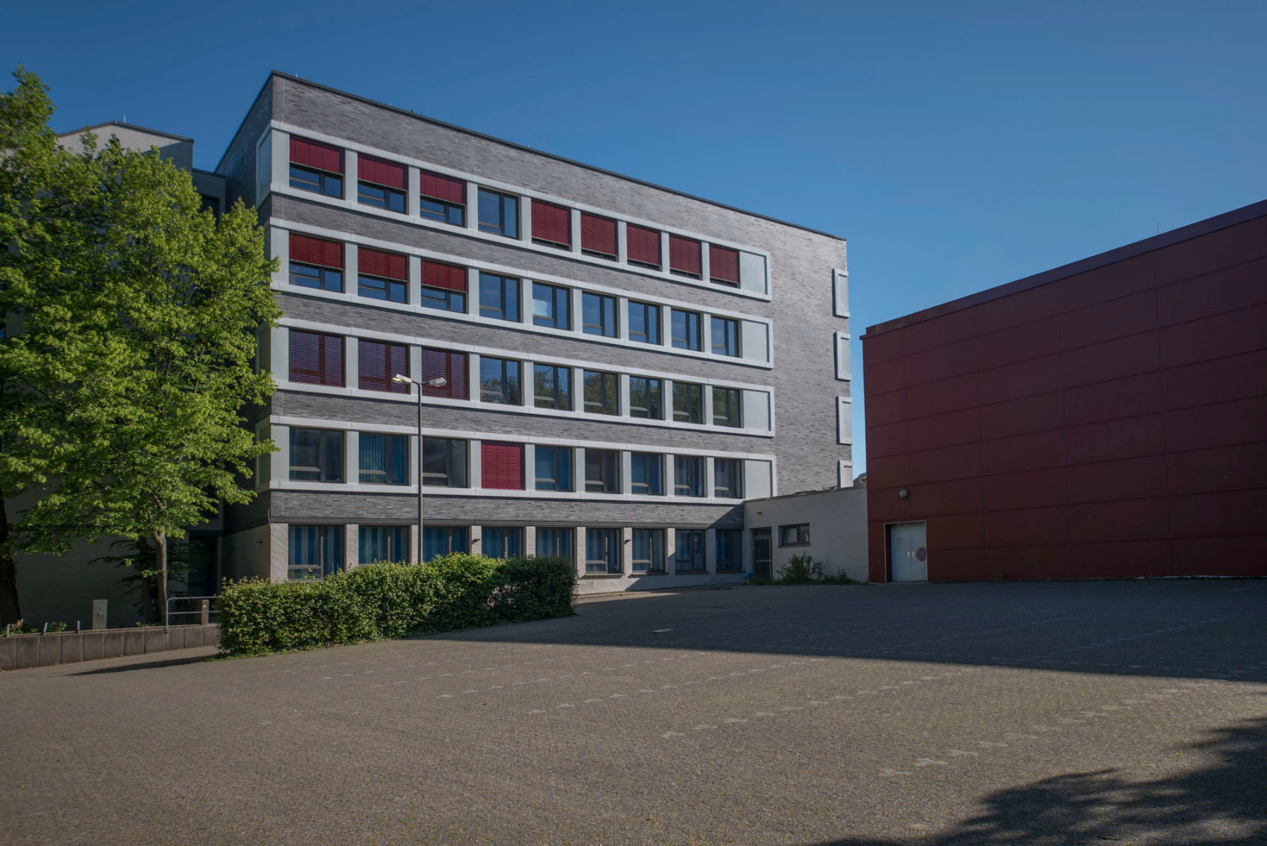 https://detail-cdn.s3.eu-central-1.amazonaws.com/media/catalog/product/0/2/02-schule-muehlheim-an-der-ruhr-huette_nes-architekten-capmo.jpg?width=437&height=582&store=de_de&image-type=image