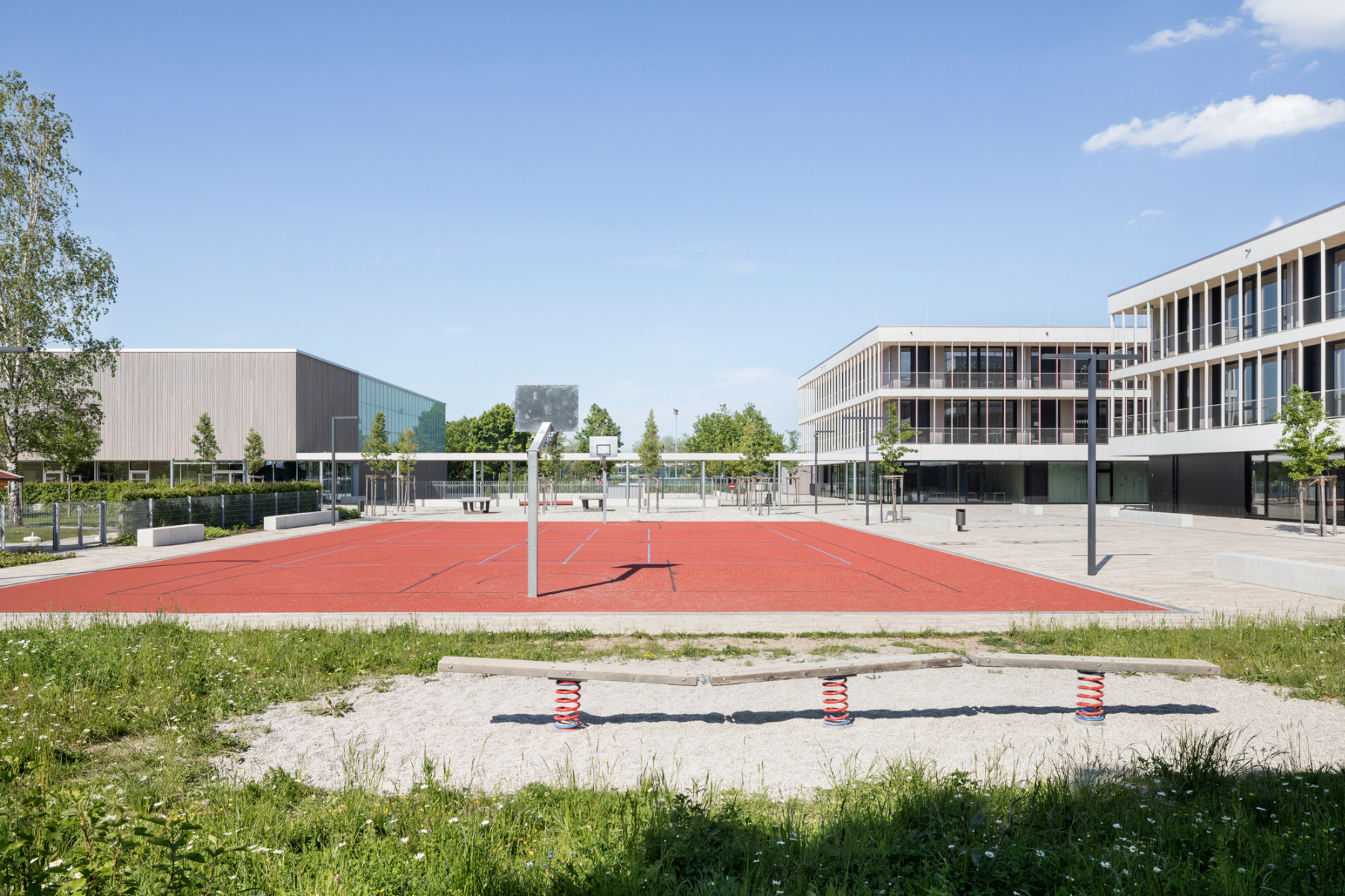 https://detail-cdn.s3.eu-central-1.amazonaws.com/media/catalog/product/0/2/02-schule-vaterstetten-balda-architekten.jpg?width=437&height=582&store=de_de&image-type=image