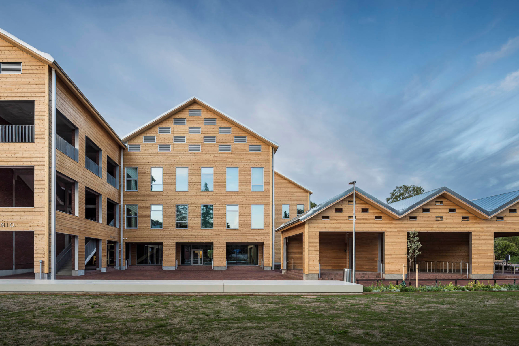 https://detail-cdn.s3.eu-central-1.amazonaws.com/media/catalog/product/0/2/02-schule_gemeindezentrum-tuusula-aor-architects.jpg?width=437&height=582&store=de_en&image-type=image