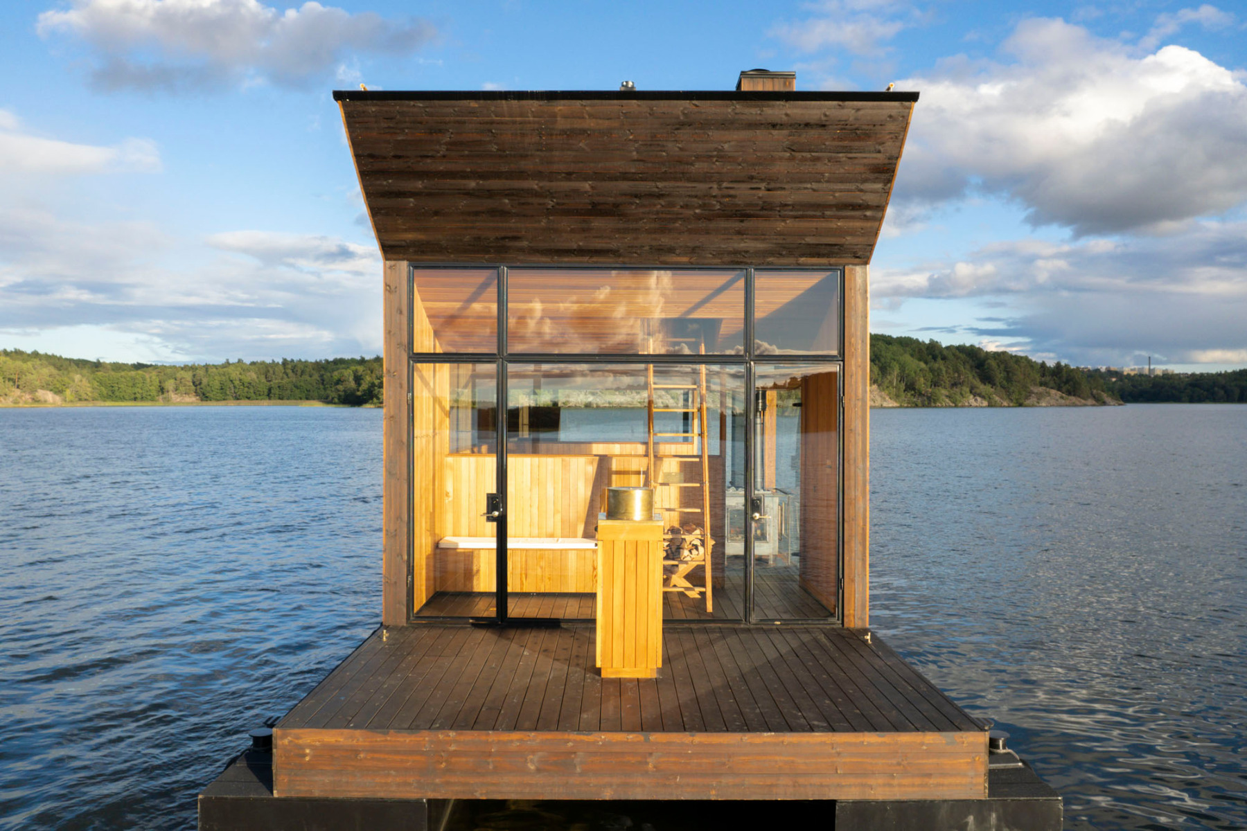 https://detail-cdn.s3.eu-central-1.amazonaws.com/media/catalog/product/0/2/02-schwimmende-sauna-stockholm-sandellsandberg-arkitekter.jpg?width=437&height=582&store=de_en&image-type=image