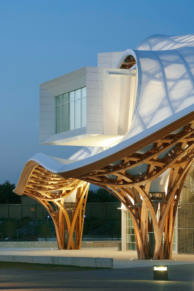 https://detail-cdn.s3.eu-central-1.amazonaws.com/media/catalog/product/0/2/02-shigeru_ban-_timber_in_architecture_1.jpg?width=437&height=582&store=de_de&image-type=image