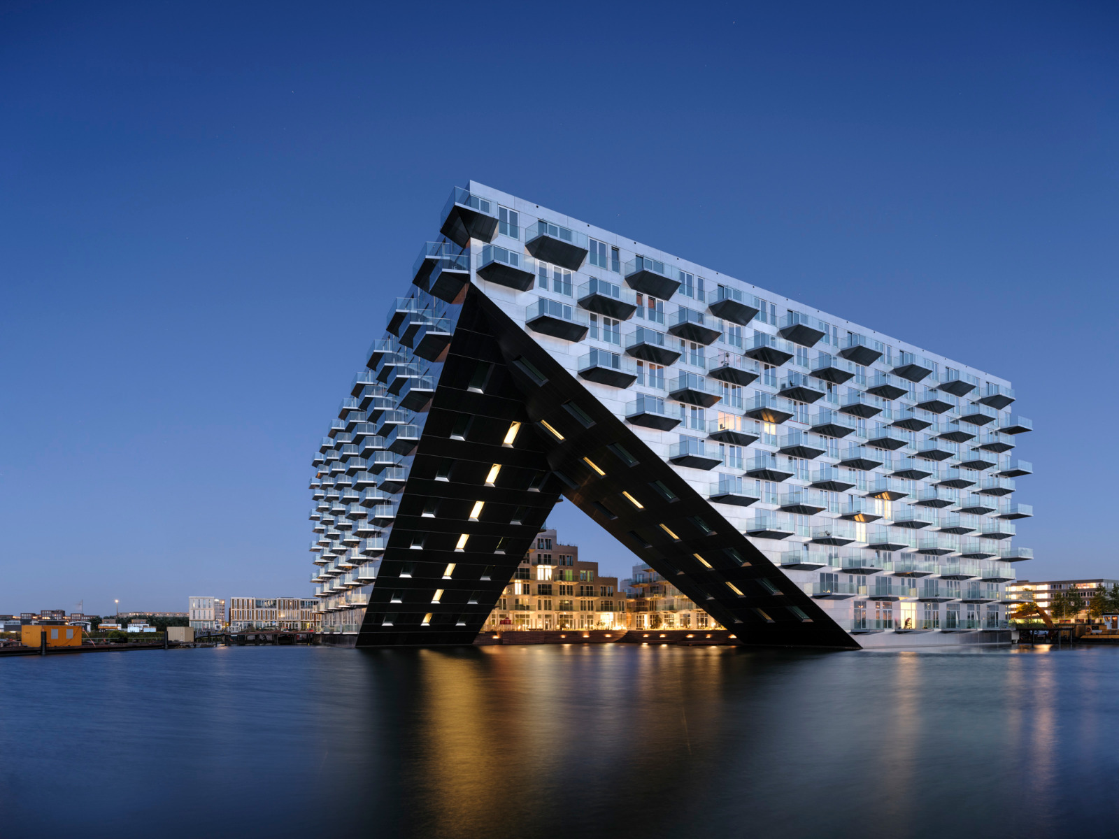 https://detail-cdn.s3.eu-central-1.amazonaws.com/media/catalog/product/0/2/02-sluishuis-amsterdam-barcode-architects-und-big.jpg?width=437&height=582&store=de_de&image-type=image