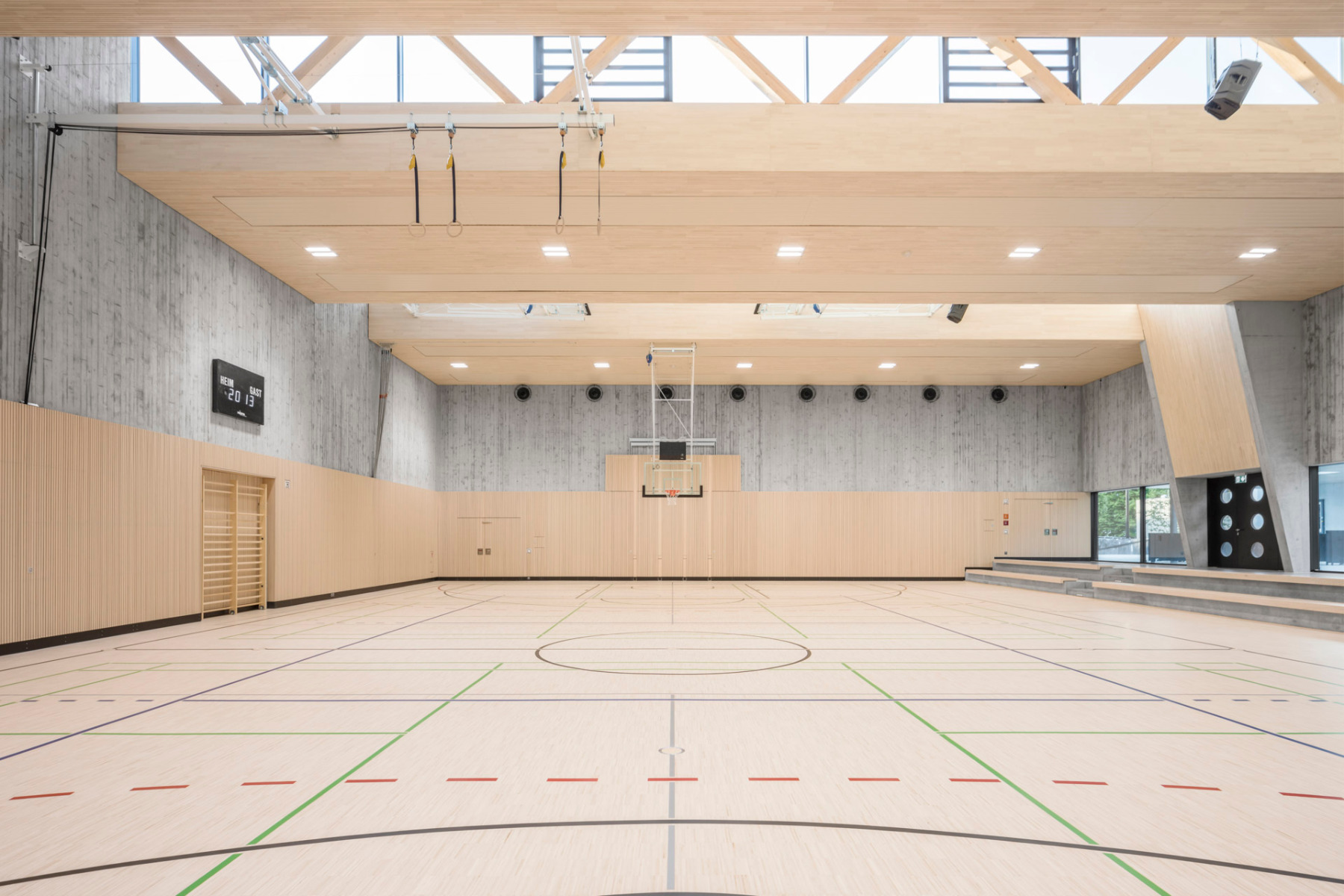 https://detail-cdn.s3.eu-central-1.amazonaws.com/media/catalog/product/0/2/02-sporthalle-fasanenhofschule-stuttgart-dasch-zuern_partner.jpg?width=437&height=582&store=de_en&image-type=image