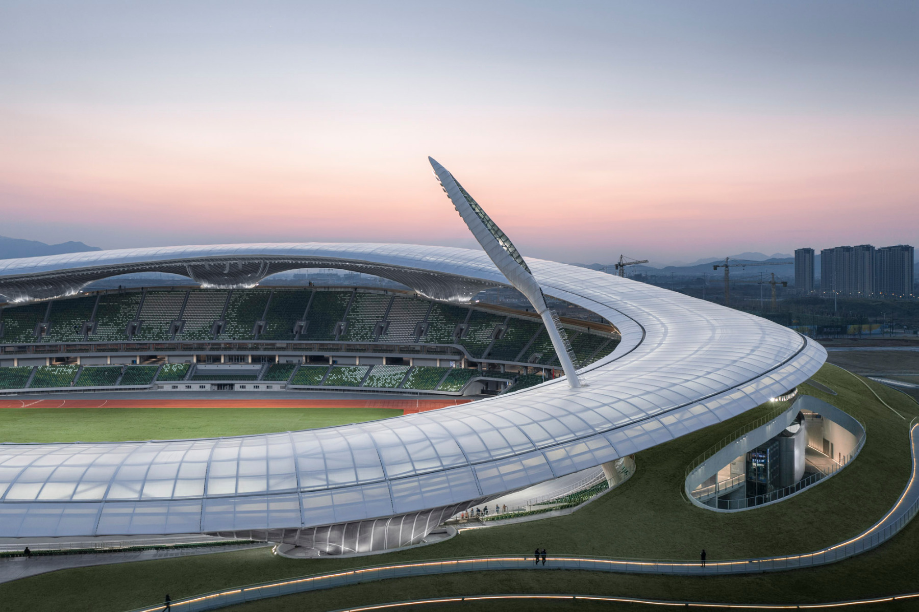 https://detail-cdn.s3.eu-central-1.amazonaws.com/media/catalog/product/0/2/02-stadion-quzhou-mad-architects.jpg?width=437&height=582&store=de_de&image-type=image