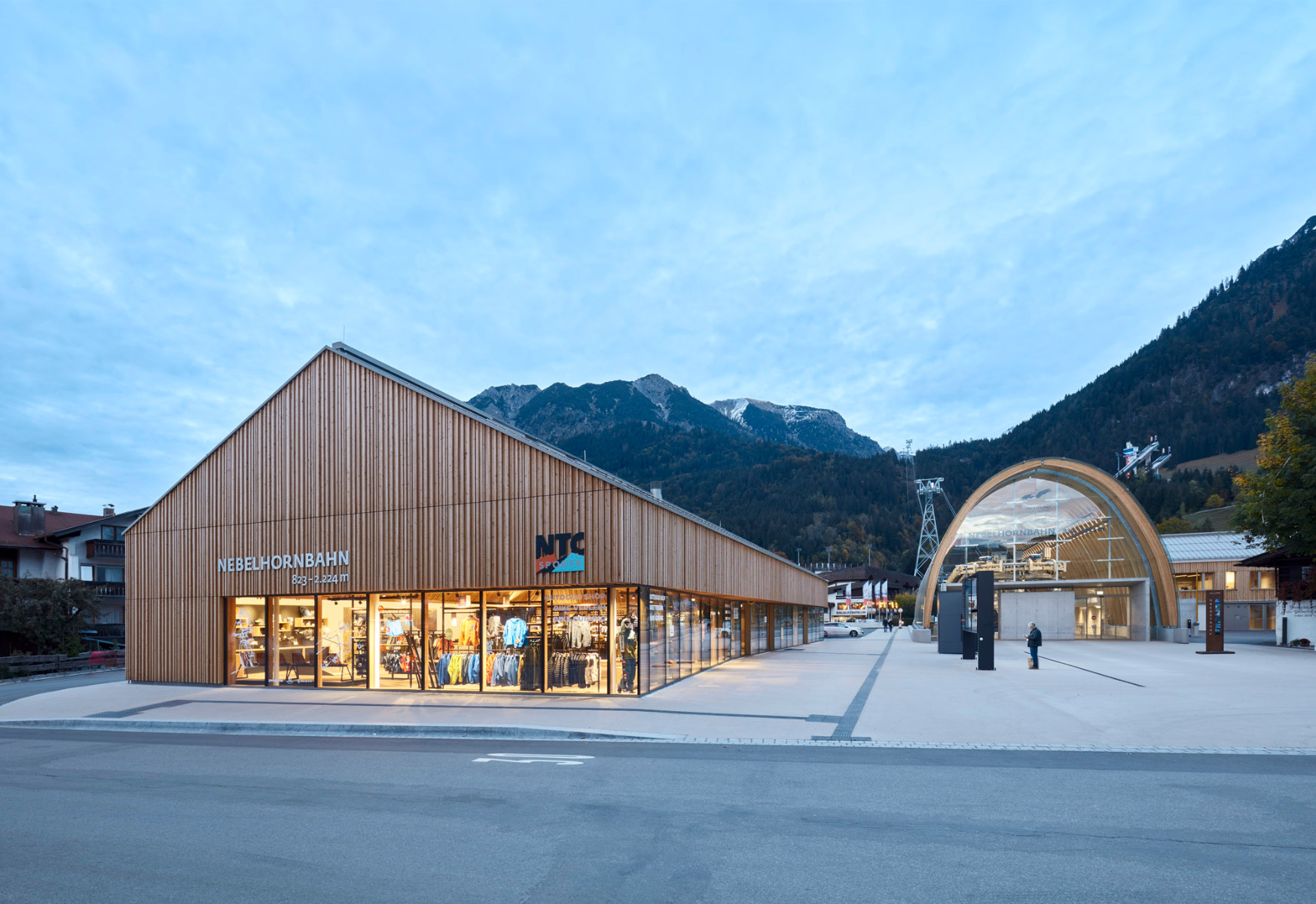 https://detail-cdn.s3.eu-central-1.amazonaws.com/media/catalog/product/0/2/02-talstation-nebelhornbahn-oberstdorf-hk-architekten.jpg?width=437&height=582&store=de_de&image-type=image