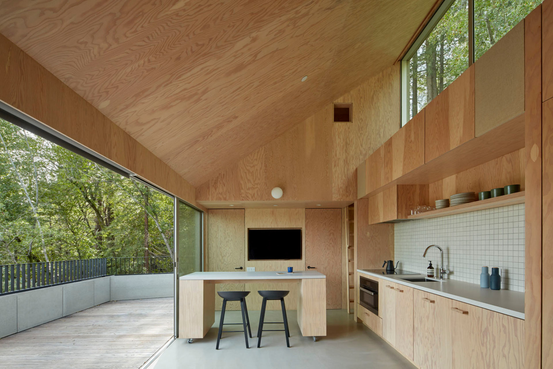 https://detail-cdn.s3.eu-central-1.amazonaws.com/media/catalog/product/0/2/02-tiny-house-san-francisco-mork-ulnes-architects.jpg?width=437&height=582&store=de_en&image-type=image