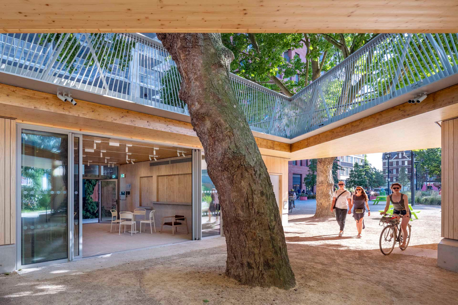 https://detail-cdn.s3.eu-central-1.amazonaws.com/media/catalog/product/0/2/02-tree-house-london-bell-phillips-architects.jpg?width=437&height=582&store=de_de&image-type=image
