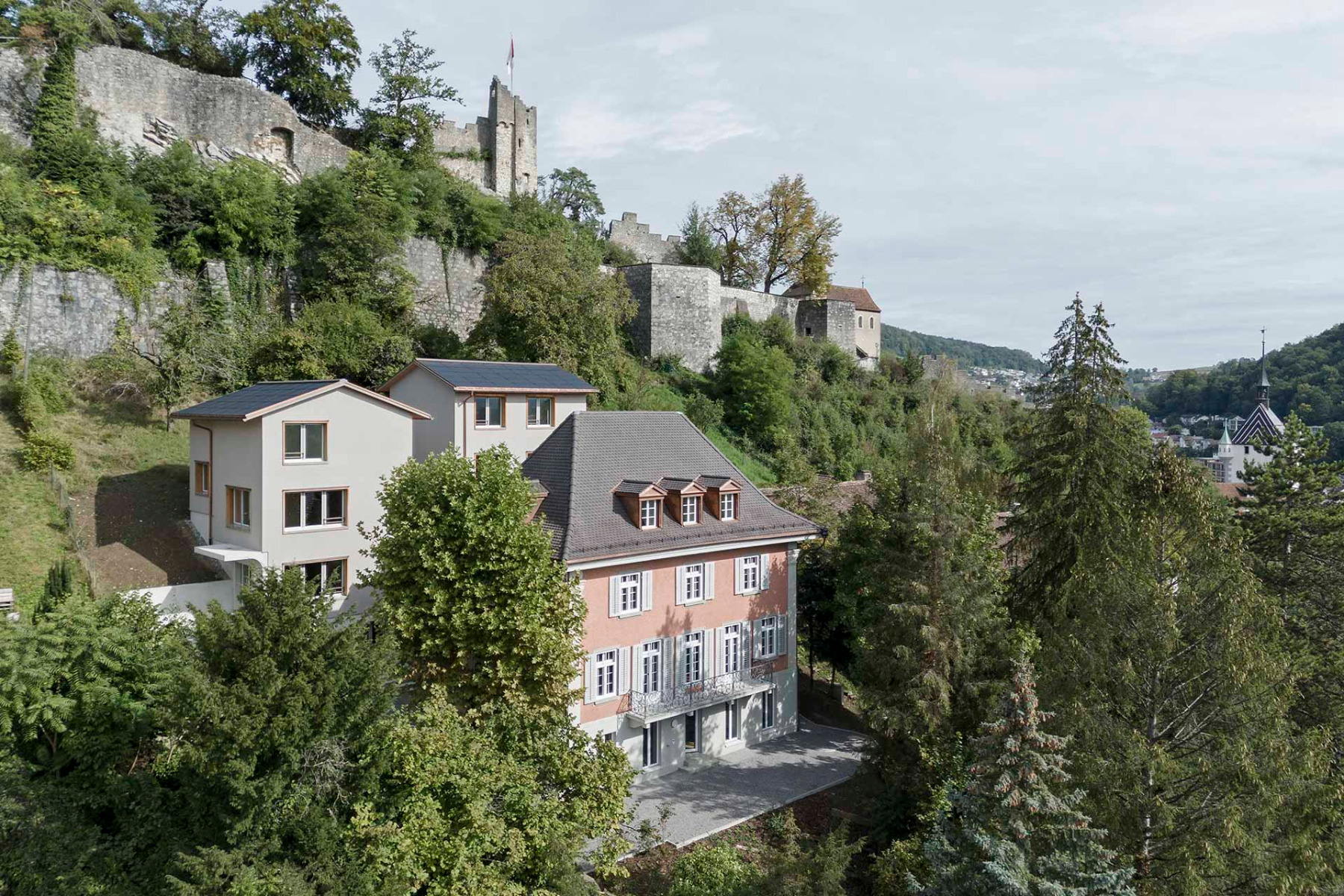 https://detail-cdn.s3.eu-central-1.amazonaws.com/media/catalog/product/0/2/02-wohnhaeuser-badener-schlossberg-zuerich-menzi-buergler-kuithan-architekten.jpg?width=437&height=582&store=de_en&image-type=image