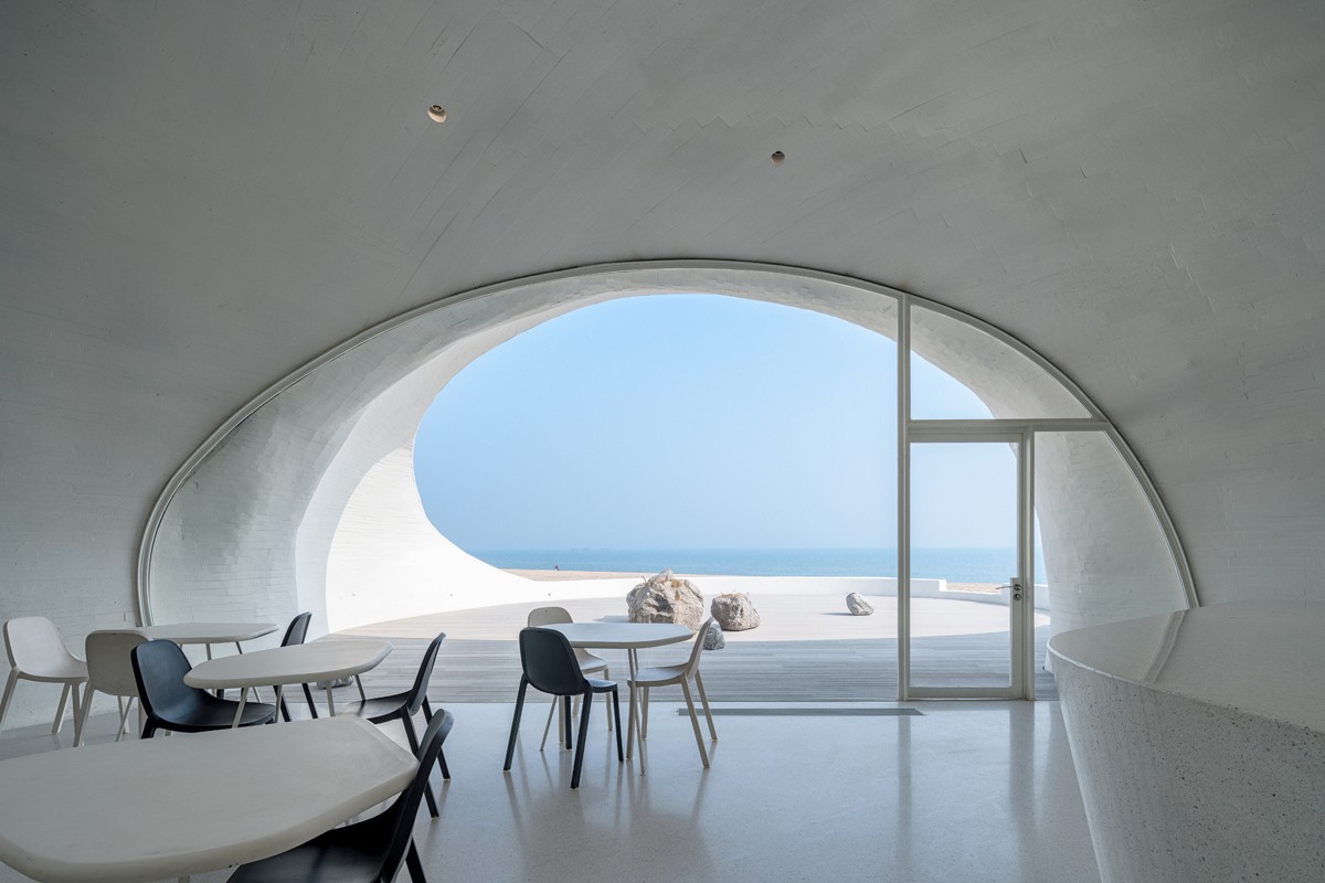https://detail-cdn.s3.eu-central-1.amazonaws.com/media/catalog/product/0/2/02_Dune_Art_Museum-Cafe_by_WU_Qingshan.jpg?width=437&height=582&store=de_de&image-type=image