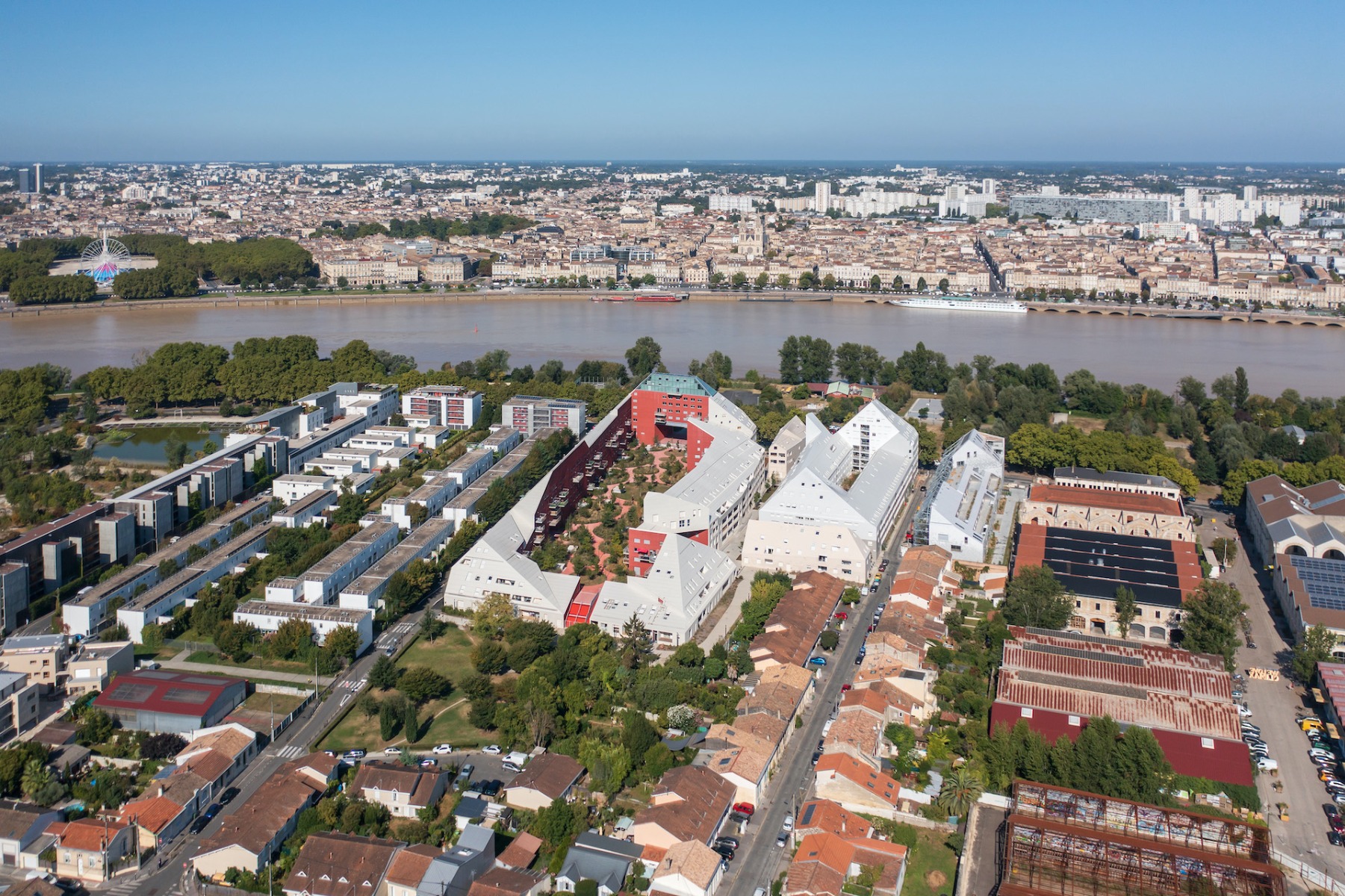 https://detail-cdn.s3.eu-central-1.amazonaws.com/media/catalog/product/0/2/02_ilot_queyries_in_bordeaux_von_mvrdv_und_flint_mvrdv.jpg?width=437&height=582&store=de_en&image-type=image