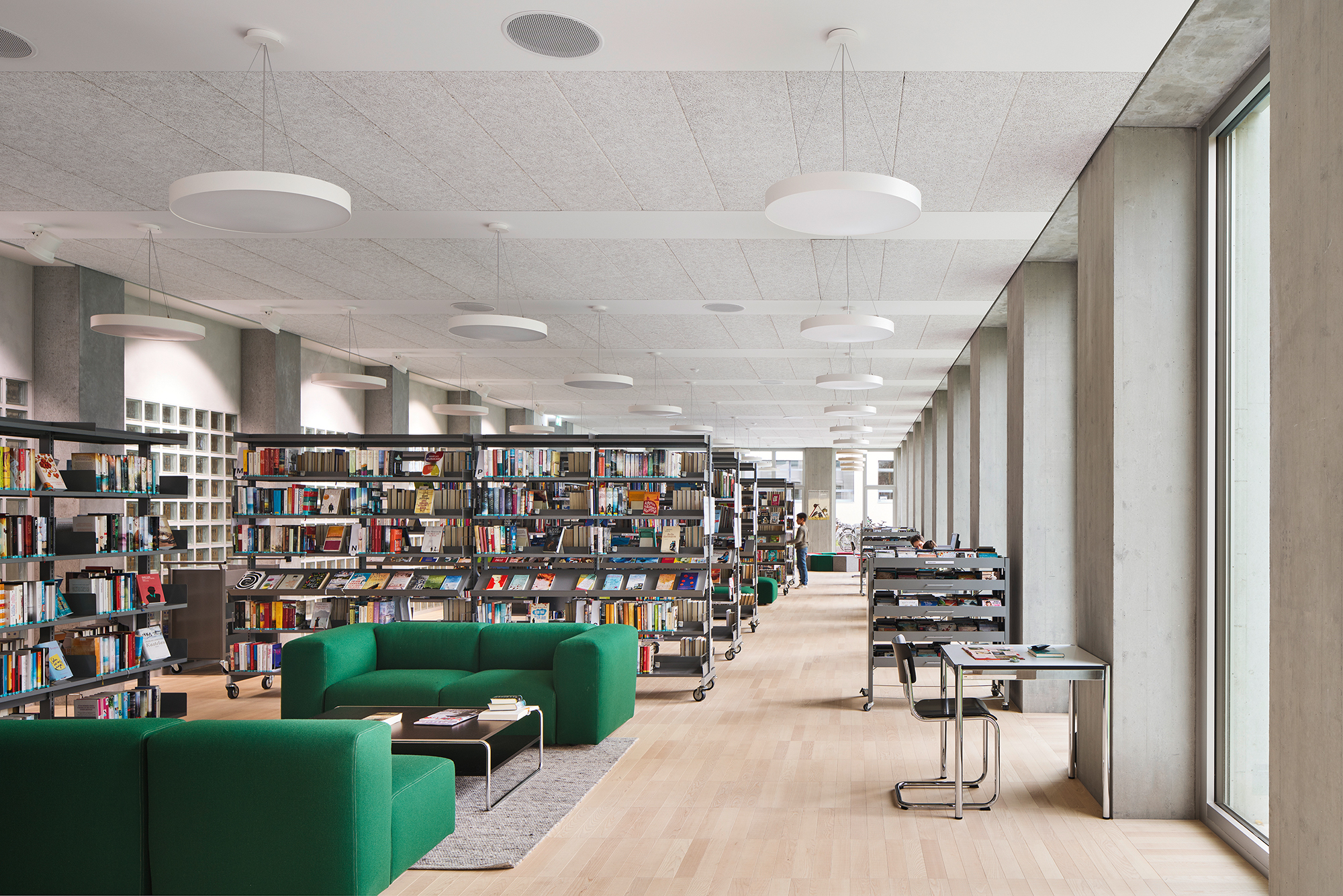 https://detail-cdn.s3.eu-central-1.amazonaws.com/media/catalog/product/0/2/02_pool_Architekten_Primarschulhaus_Vinci_Suhr_Schulziimmer_Bibliothek.jpg?width=437&height=582&store=de_de&image-type=image
