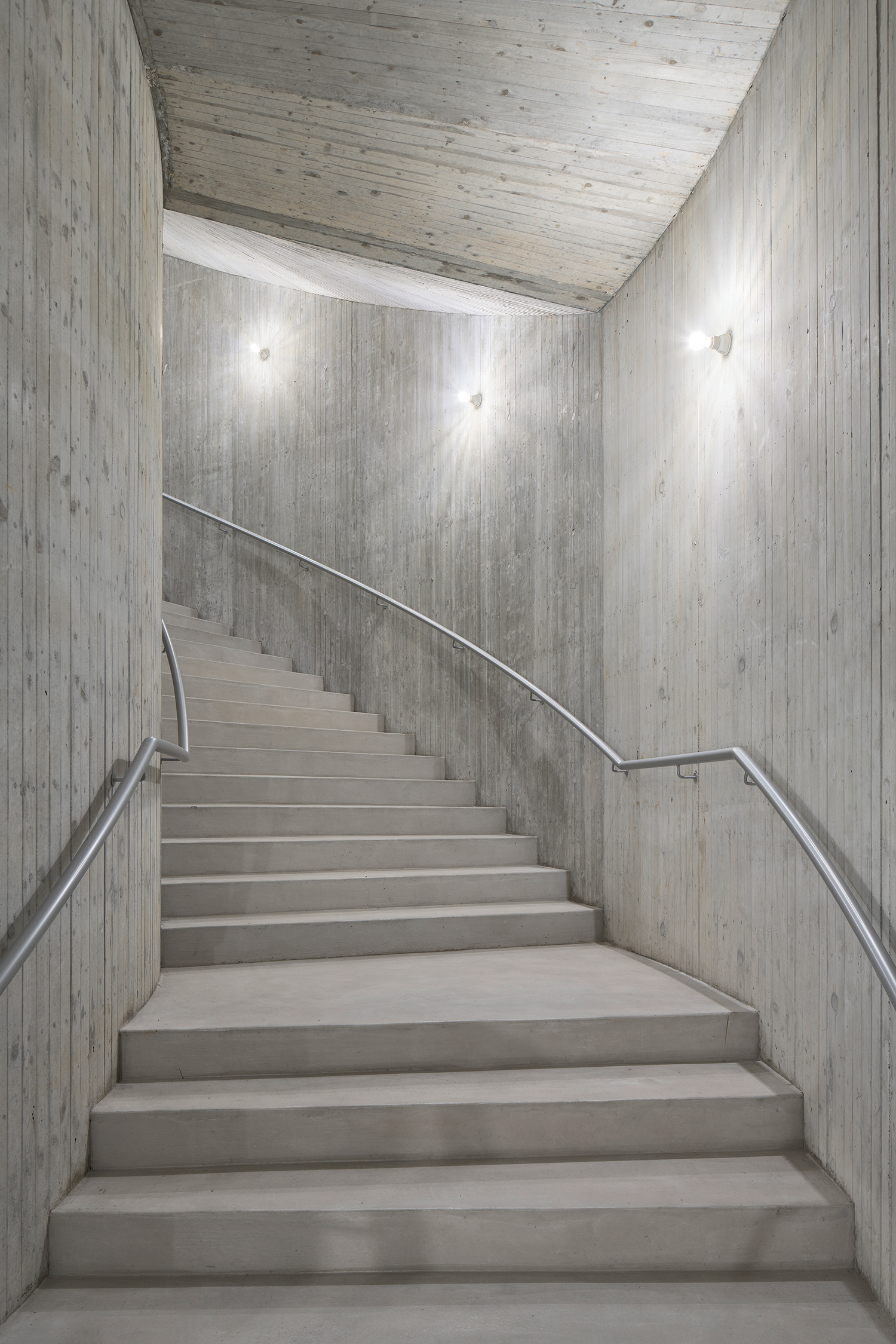 https://detail-cdn.s3.eu-central-1.amazonaws.com/media/catalog/product/0/2/02_pool_Architekten_Primarschulhaus_Vinci_Suhr_Treppe_innen.jpg?width=437&height=582&store=de_en&image-type=image