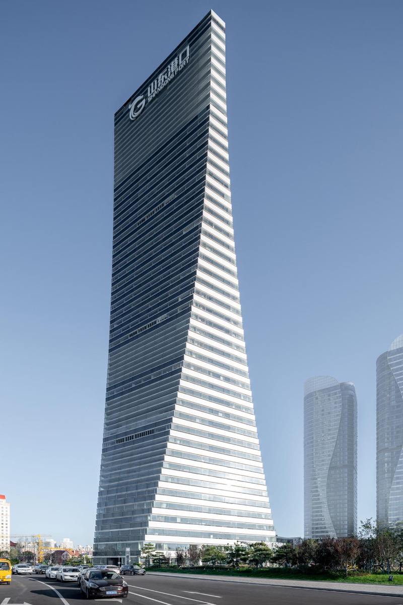 https://detail-cdn.s3.eu-central-1.amazonaws.com/media/catalog/product/0/2/02_shandong_port_tower_fassade.jpg?width=437&height=582&store=de_de&image-type=image