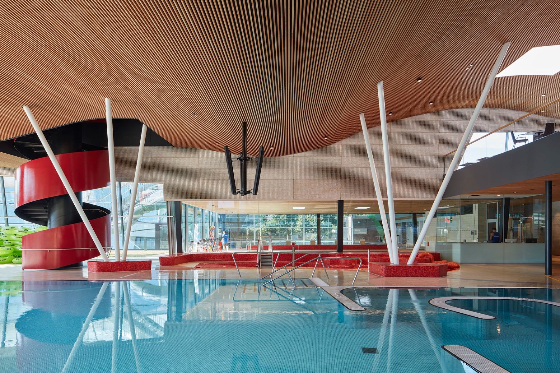 https://detail-cdn.s3.eu-central-1.amazonaws.com/media/catalog/product/0/3/03-4a_architekten_swimming_in_atmosphere.jpg?width=437&height=582&store=de_de&image-type=image