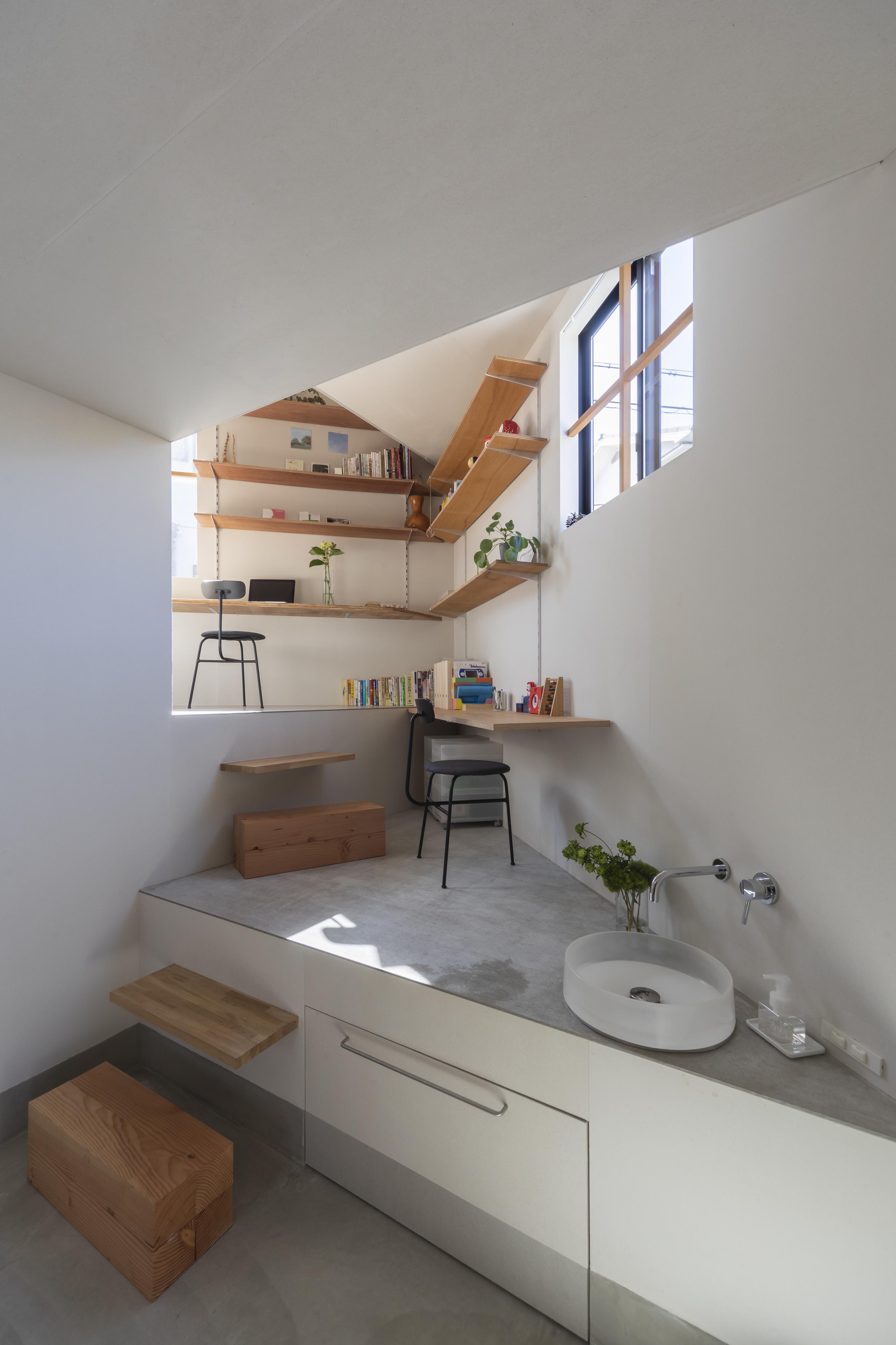 https://detail-cdn.s3.eu-central-1.amazonaws.com/media/catalog/product/0/3/03-House-in-Takatsuki-Tato-Architects-Shinkenchiku-Sha.jpg?width=437&height=582&store=de_en&image-type=image
