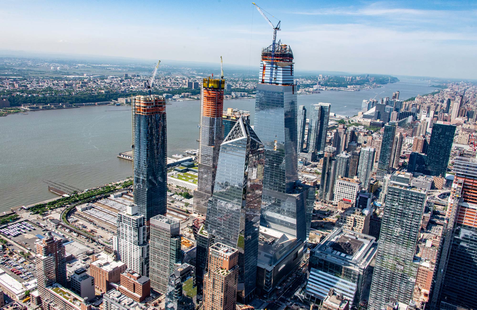 https://detail-cdn.s3.eu-central-1.amazonaws.com/media/catalog/product/0/3/03-HudsonYards-courtesy-of-Related-Oxford.jpg?width=437&height=582&store=de_de&image-type=image