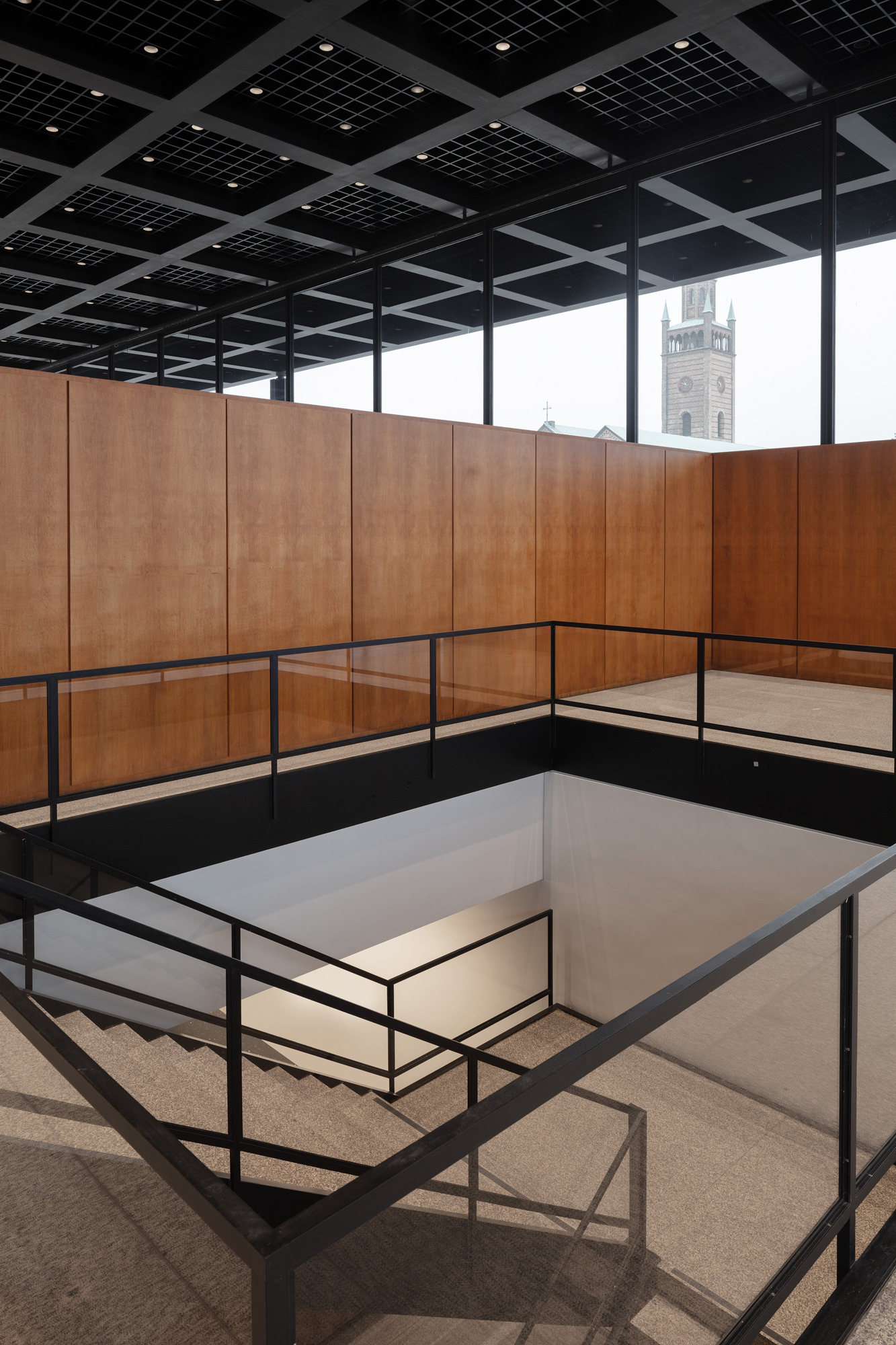 https://detail-cdn.s3.eu-central-1.amazonaws.com/media/catalog/product/0/3/03-Nationalgalerie-in-Berlin-David-Chipperfield-Architects-Thomas-Bruns.jpg?width=437&height=582&store=de_de&image-type=image