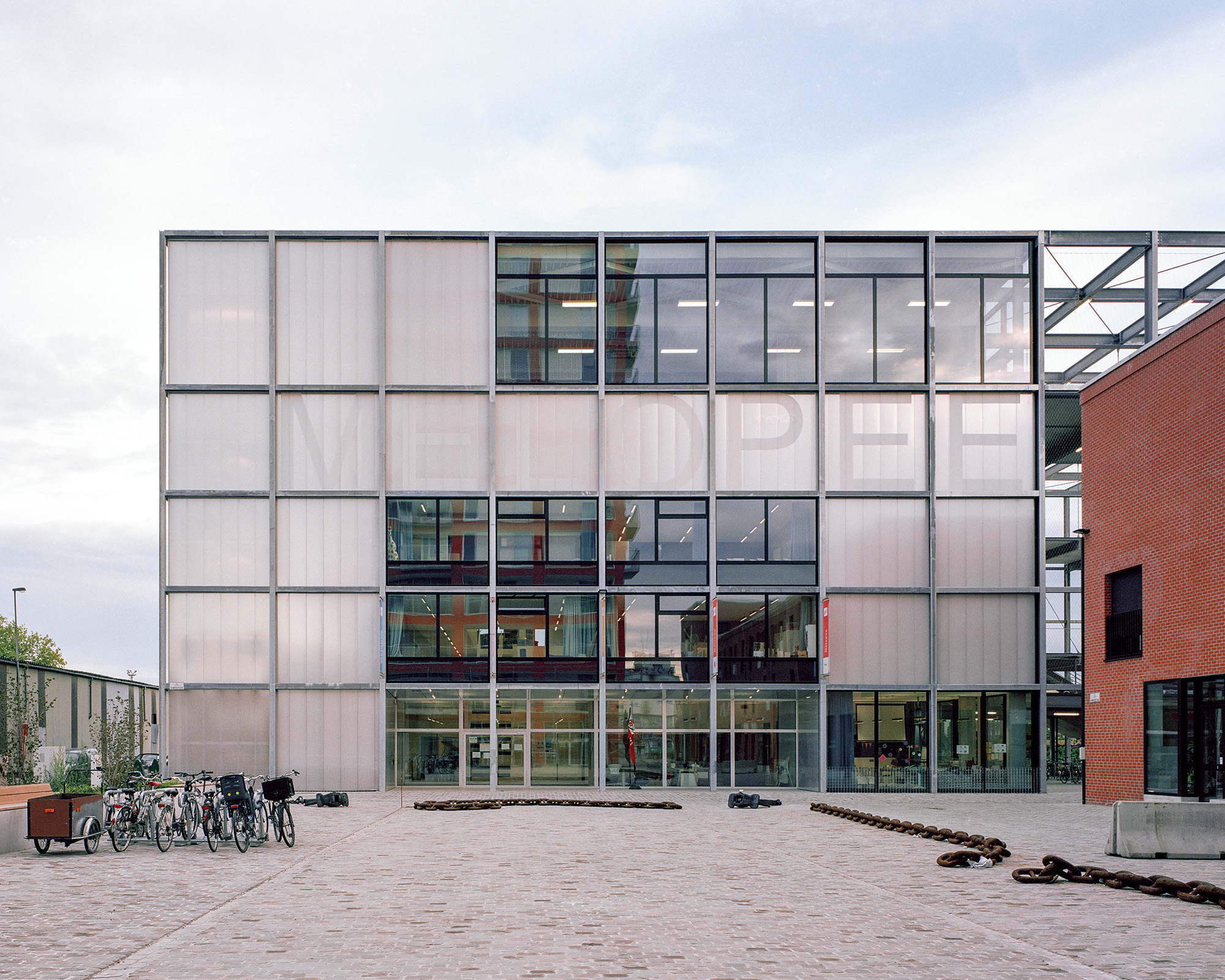 https://detail-cdn.s3.eu-central-1.amazonaws.com/media/catalog/product/0/3/03-Schule-Gent-Xaveer-De-Geyter-Architects-Maxime-Delvaux.jpg?width=437&height=582&store=de_de&image-type=image