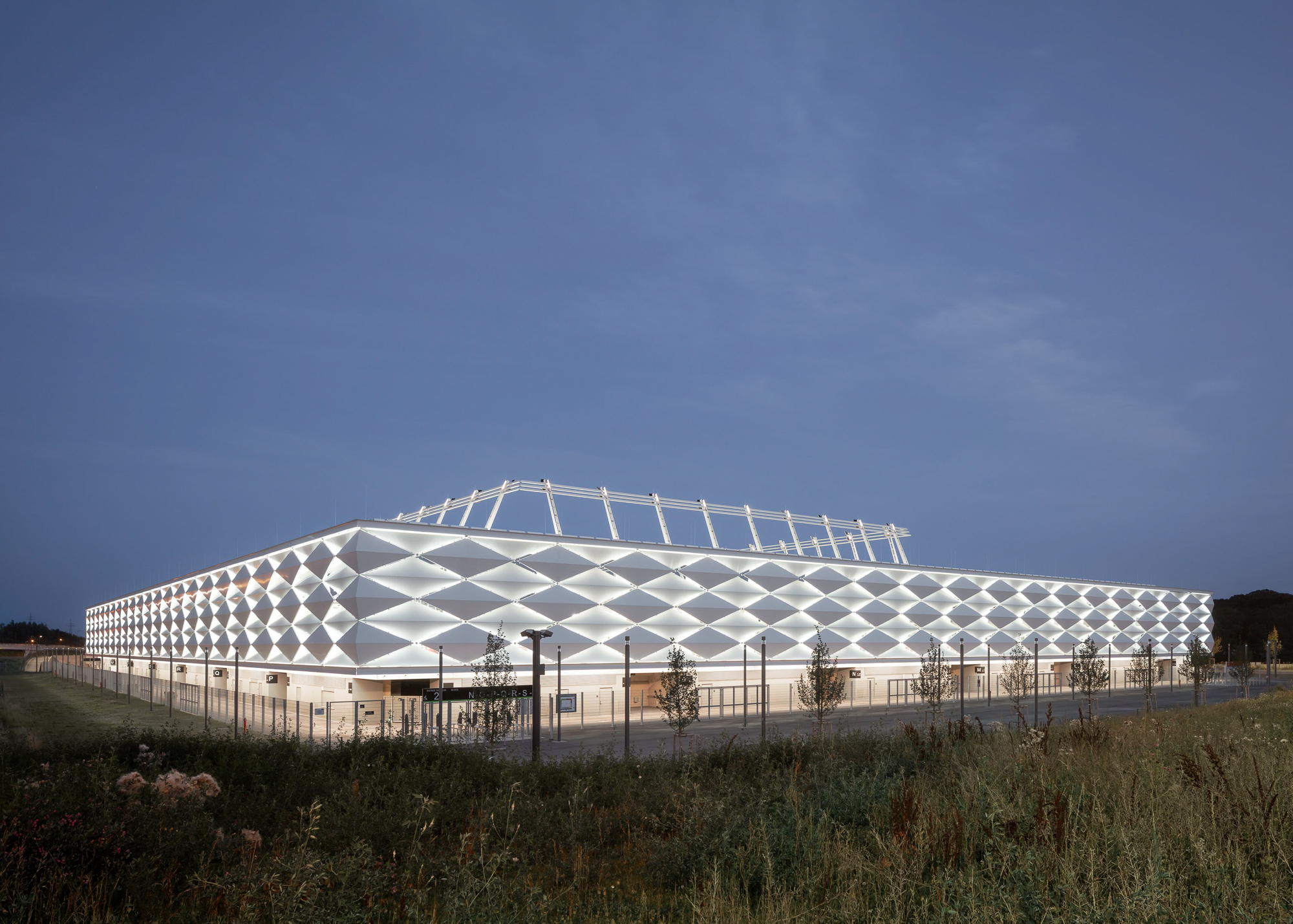 https://detail-cdn.s3.eu-central-1.amazonaws.com/media/catalog/product/0/3/03-Stade-de-Luxembourg-gmp-Architekten.jpg?width=437&height=582&store=de_de&image-type=image