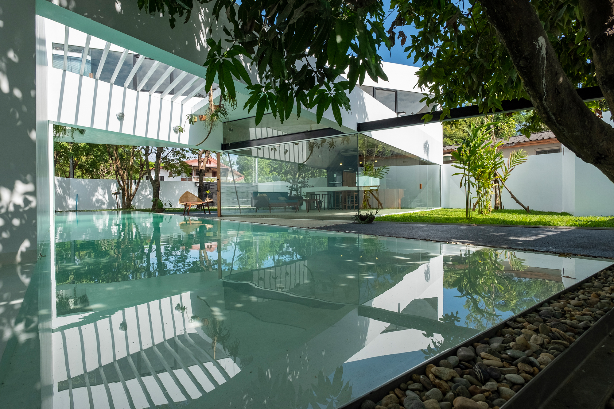 https://detail-cdn.s3.eu-central-1.amazonaws.com/media/catalog/product/0/3/03-Wohnhaus-mit-Pool-in-Laos-Saola-Architects-Francois-Hervy.jpg?width=437&height=582&store=de_de&image-type=image