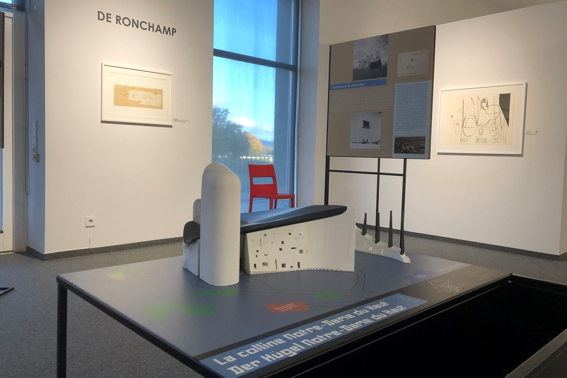 https://detail-cdn.s3.eu-central-1.amazonaws.com/media/catalog/product/0/3/03-ausstellung-le-corbusier-kunsthalle-messmer.jpg?width=437&height=582&store=de_de&image-type=image