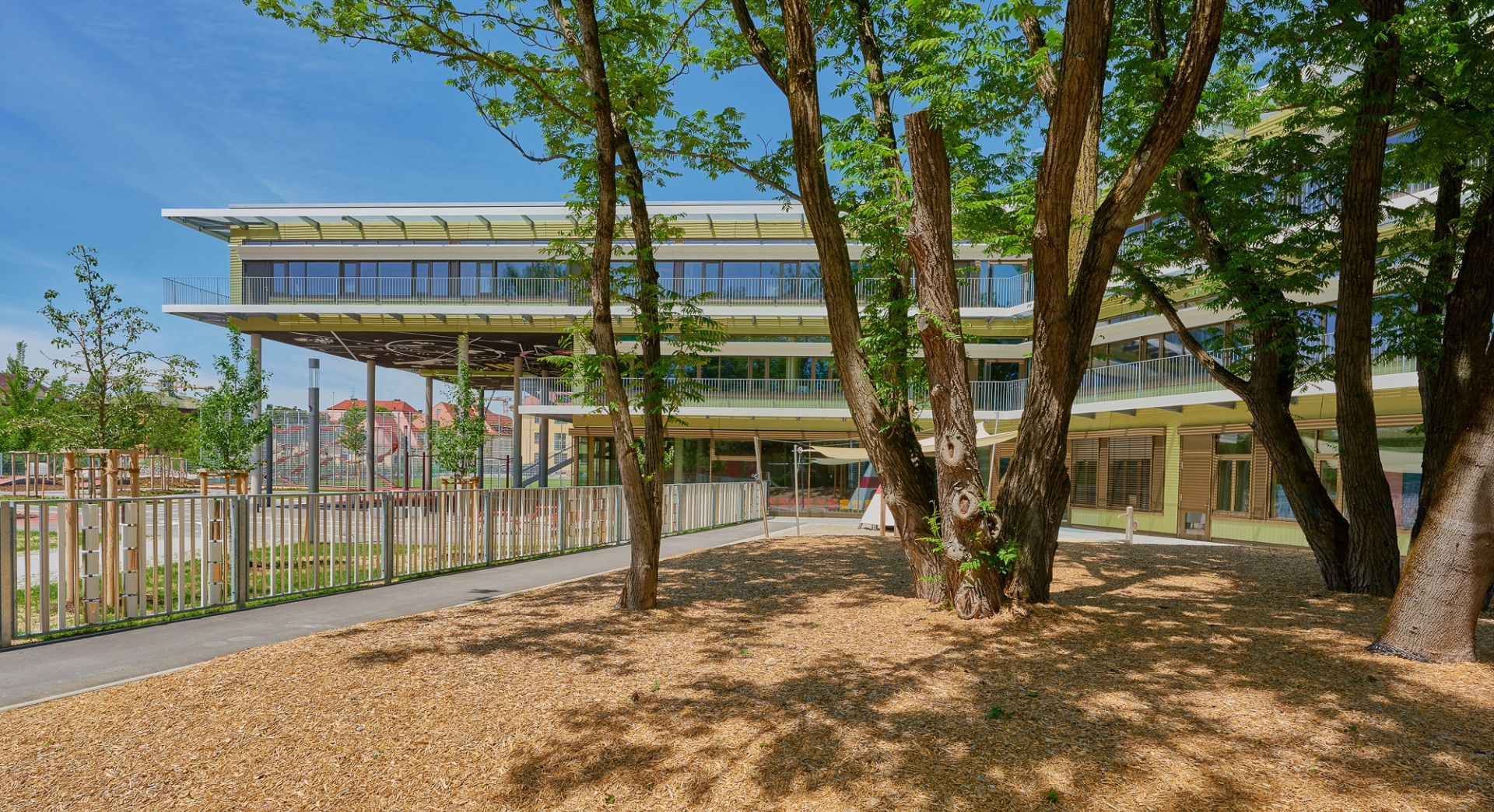 https://detail-cdn.s3.eu-central-1.amazonaws.com/media/catalog/product/0/3/03-behnisch-architekten-entwerfen-grundschule-muenchen.jpg?width=437&height=582&store=de_en&image-type=image
