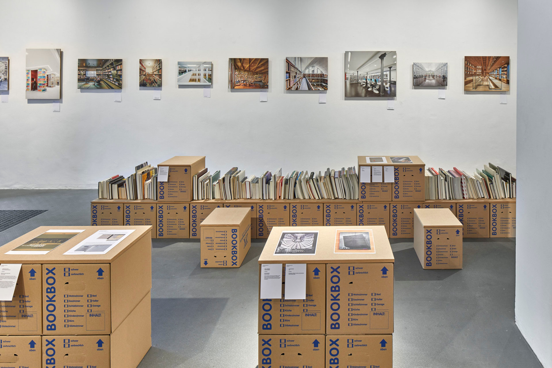 https://detail-cdn.s3.eu-central-1.amazonaws.com/media/catalog/product/0/3/03-buch-architektur-ausstellung-hamburg.jpg?width=437&height=582&store=de_de&image-type=image