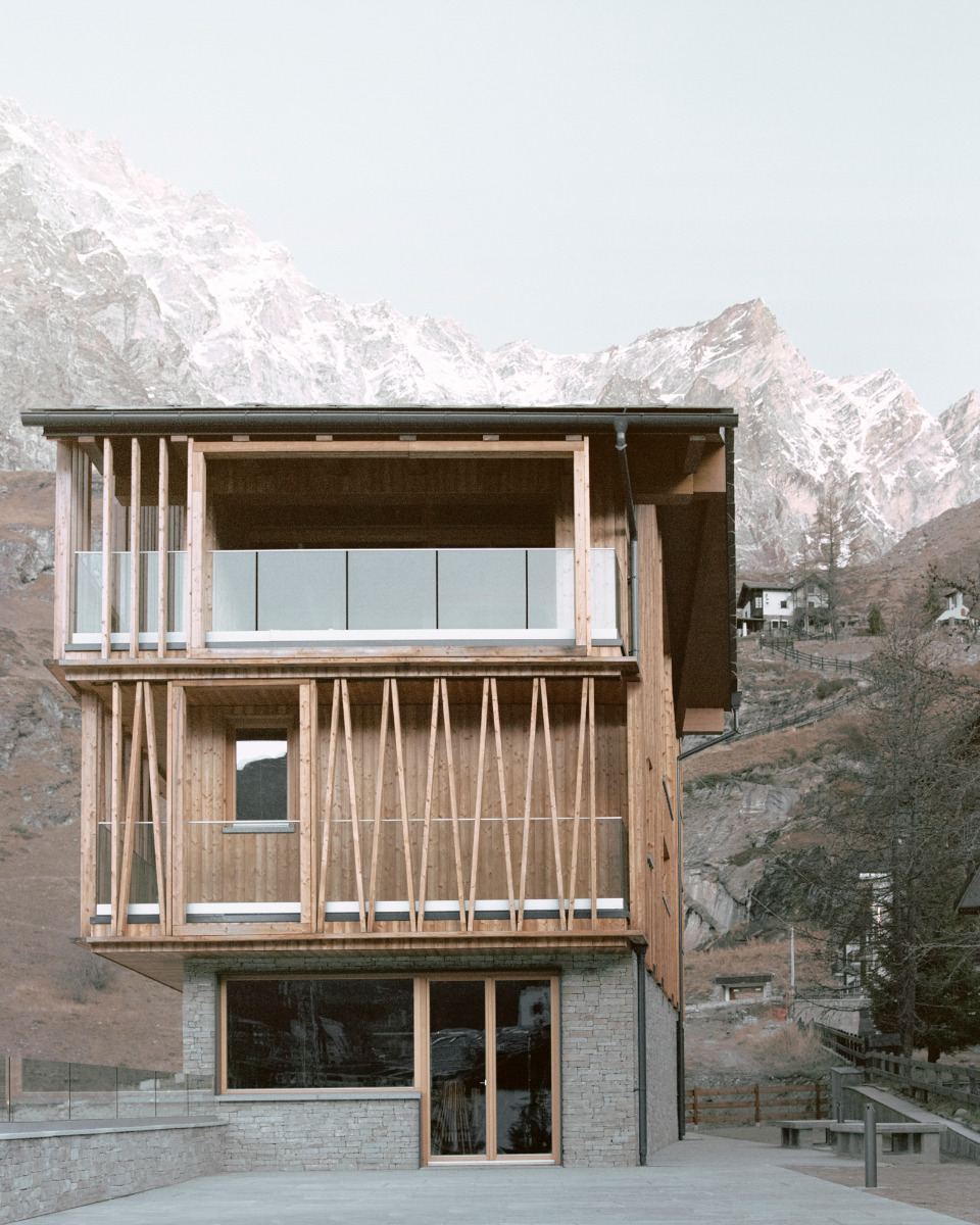https://detail-cdn.s3.eu-central-1.amazonaws.com/media/catalog/product/0/3/03-chalet-blanc-cervinia-luca-compri-architetti.jpg?width=437&height=582&store=de_en&image-type=image