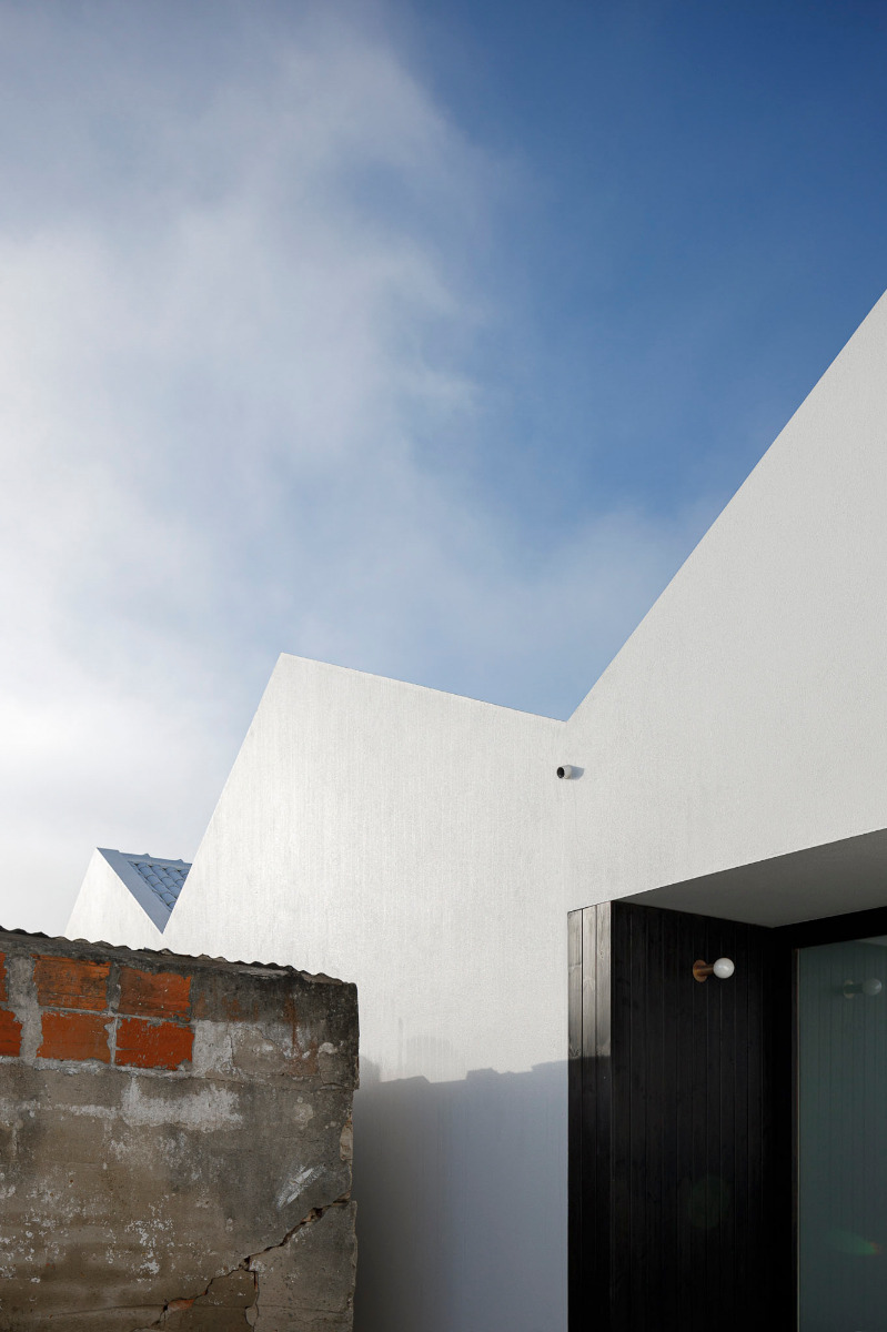 https://detail-cdn.s3.eu-central-1.amazonaws.com/media/catalog/product/0/3/03-einfamilienhaus-portugal-numa-architects.jpg?width=437&height=582&store=de_de&image-type=image