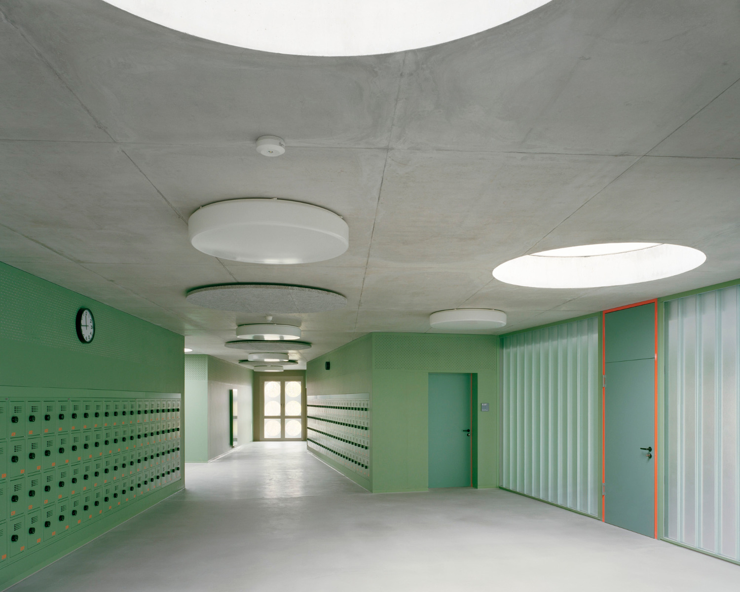 https://detail-cdn.s3.eu-central-1.amazonaws.com/media/catalog/product/0/3/03-erweiterung-lew-tolstoi-schule-berlin-aff-architekten.jpg?width=437&height=582&store=de_de&image-type=image