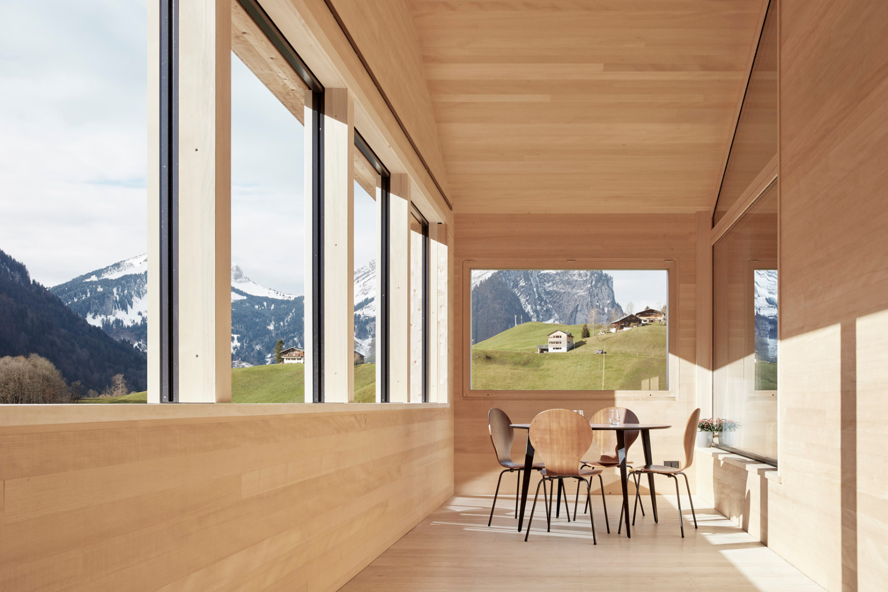 https://detail-cdn.s3.eu-central-1.amazonaws.com/media/catalog/product/0/3/03-haus-lp-bregenzerwald-firm-architekten.jpg?width=437&height=582&store=de_en&image-type=image