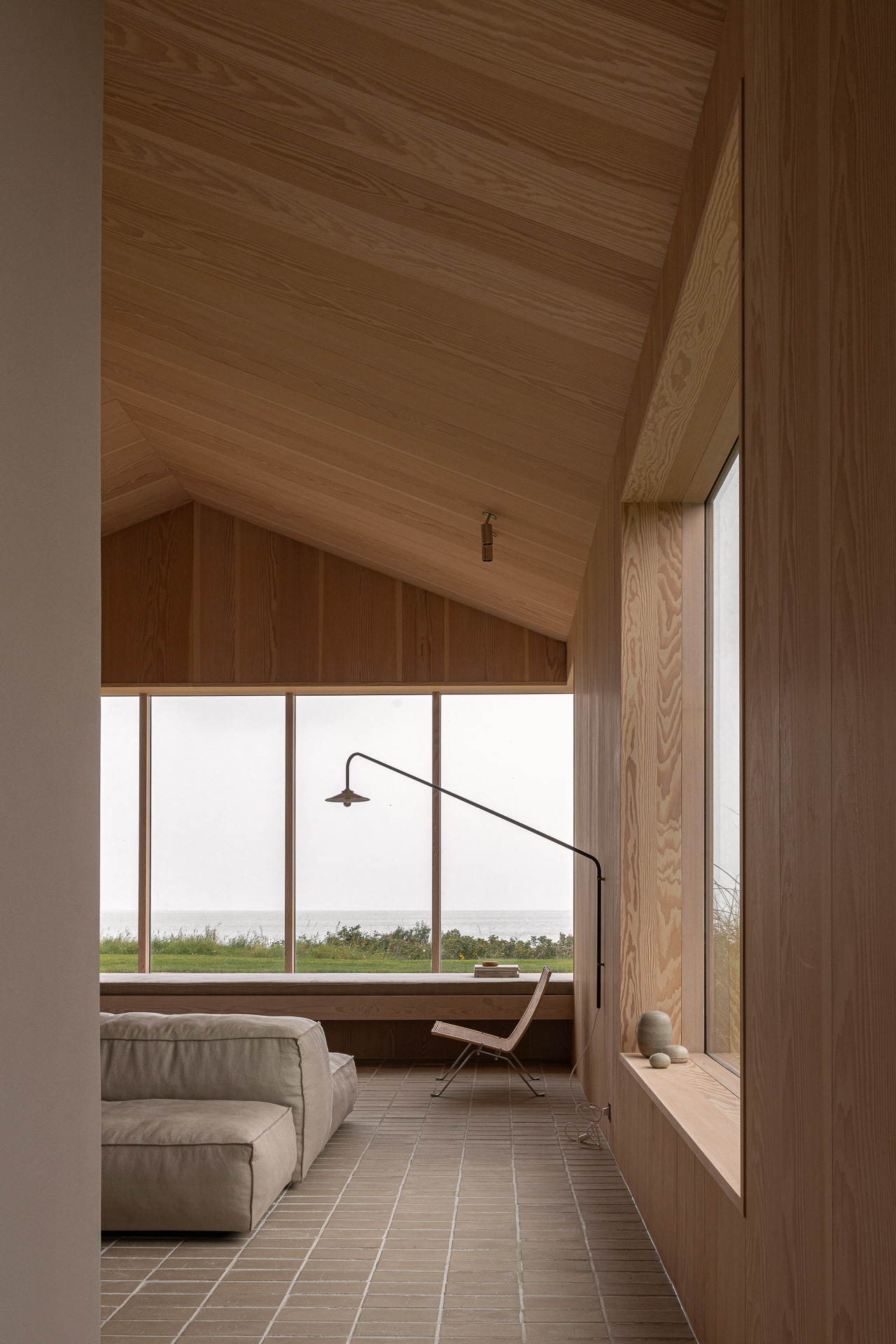 https://detail-cdn.s3.eu-central-1.amazonaws.com/media/catalog/product/0/3/03-heatherhill-beach-house-norm-architects_.jpg?width=437&height=582&store=de_en&image-type=image
