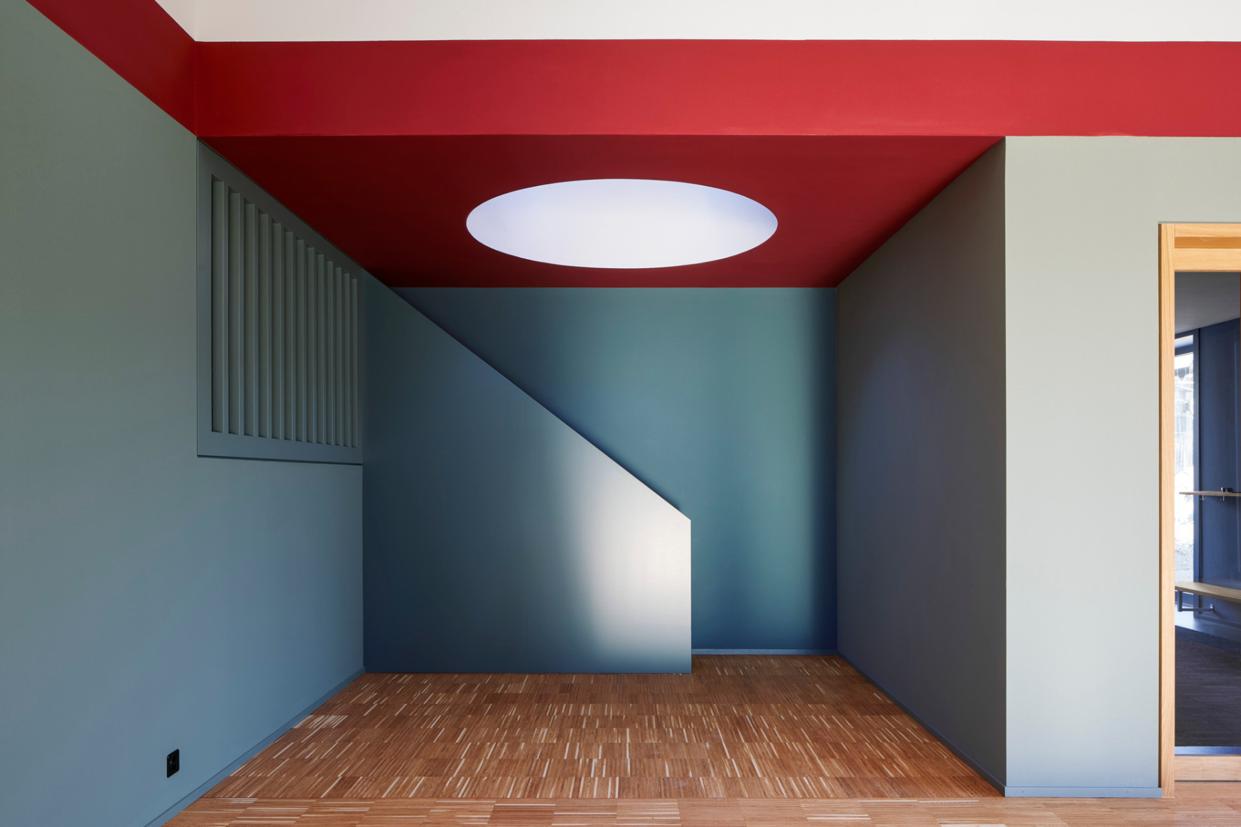 https://detail-cdn.s3.eu-central-1.amazonaws.com/media/catalog/product/0/3/03-kindergarten-horn-lukas-imhof-architektur.jpg?width=437&height=582&store=de_de&image-type=image