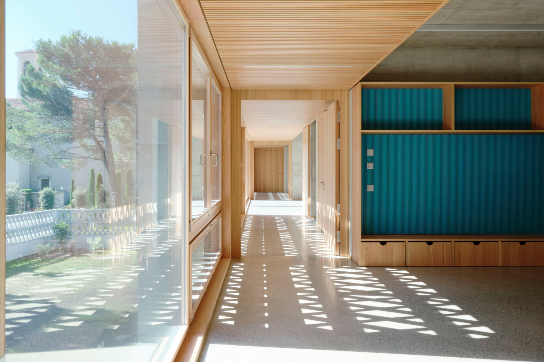 https://detail-cdn.s3.eu-central-1.amazonaws.com/media/catalog/product/0/3/03-kindergarten-lamone-krausbeck-santagostino-margarido-architetti.jpg?width=437&height=582&store=de_de&image-type=image