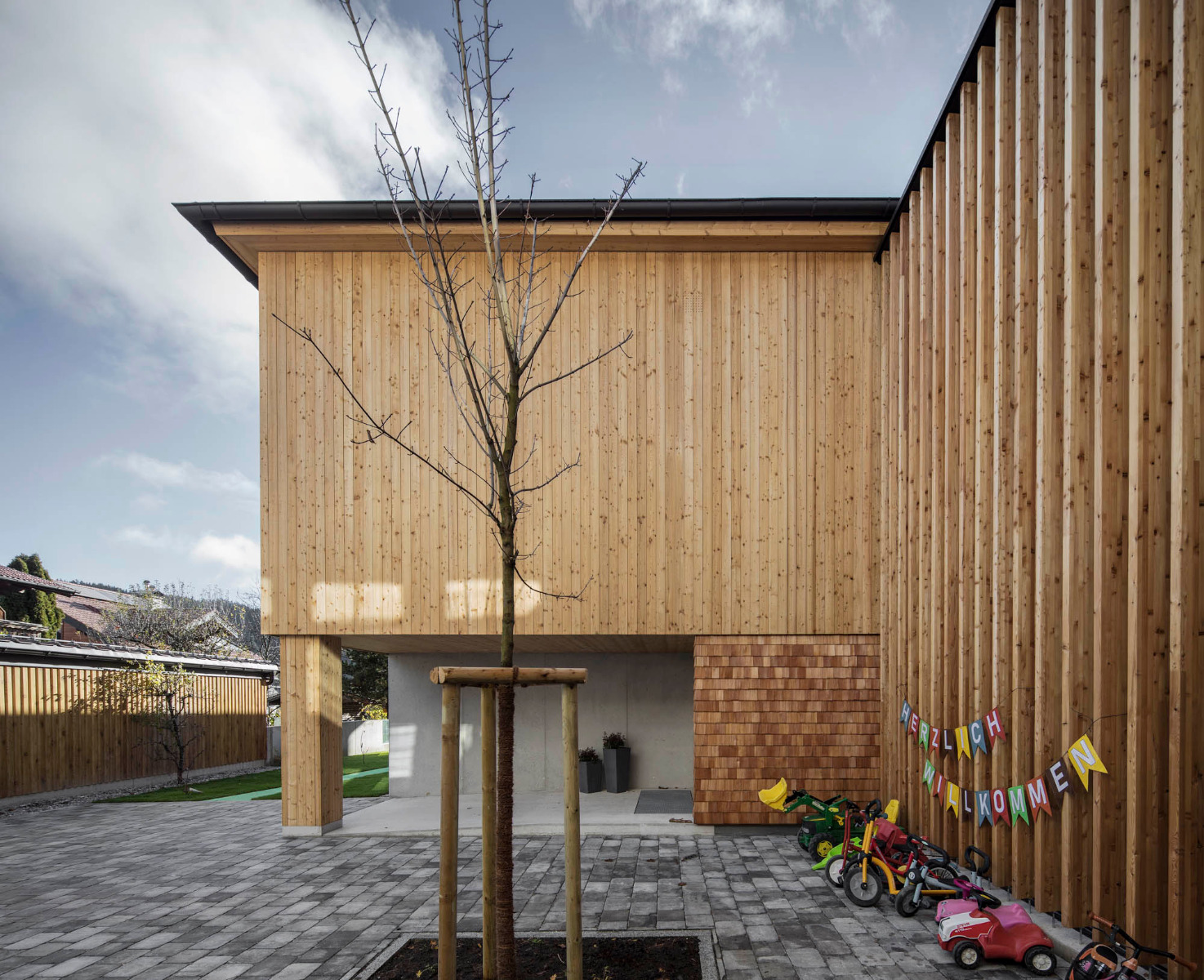 https://detail-cdn.s3.eu-central-1.amazonaws.com/media/catalog/product/0/3/03-kindergarten-reitdorf-lp-architektur.jpg?width=437&height=582&store=de_de&image-type=image