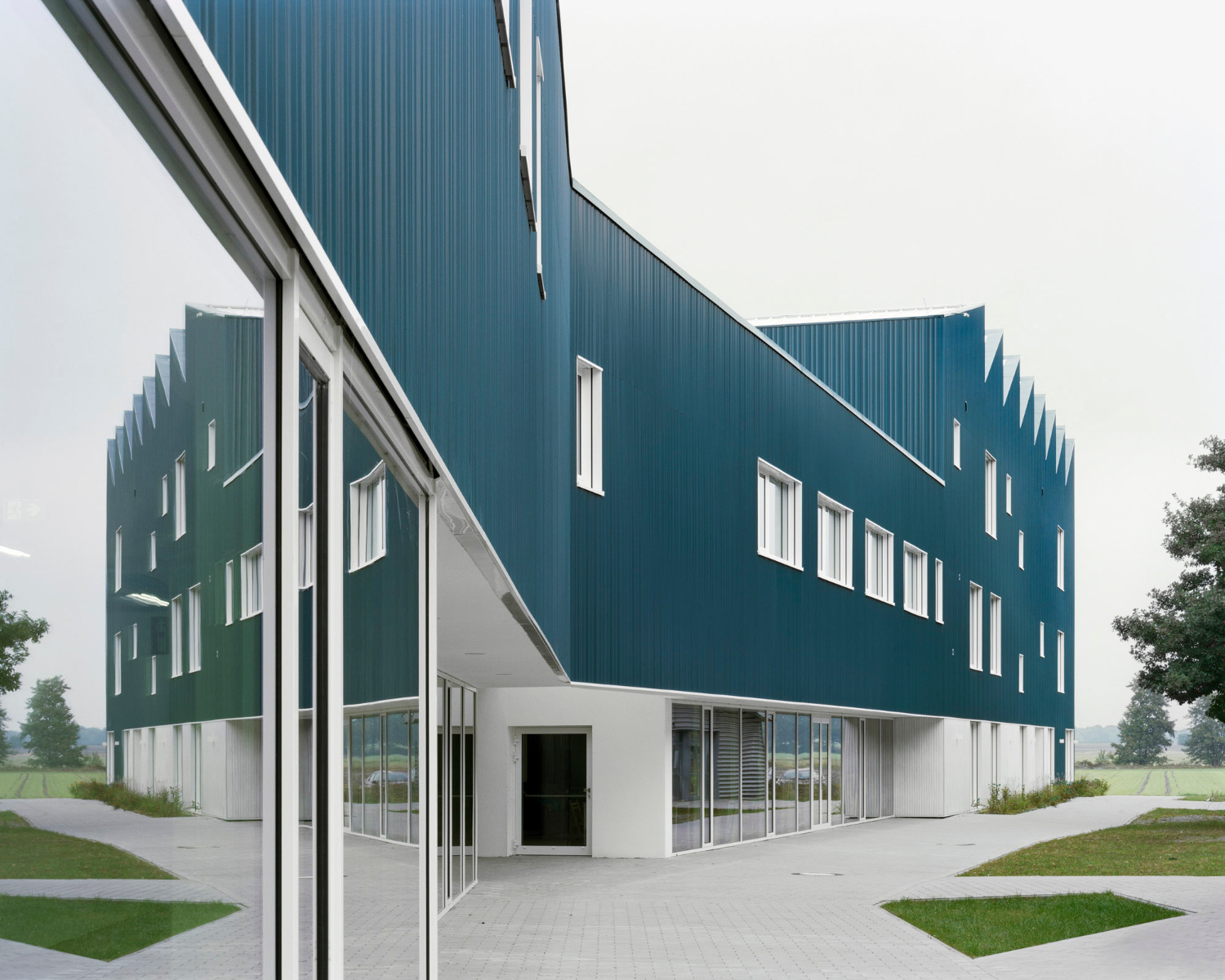 https://detail-cdn.s3.eu-central-1.amazonaws.com/media/catalog/product/0/3/03-kunsthochschule-ottersberg-ar_architekten.jpg?width=437&height=582&store=de_de&image-type=image