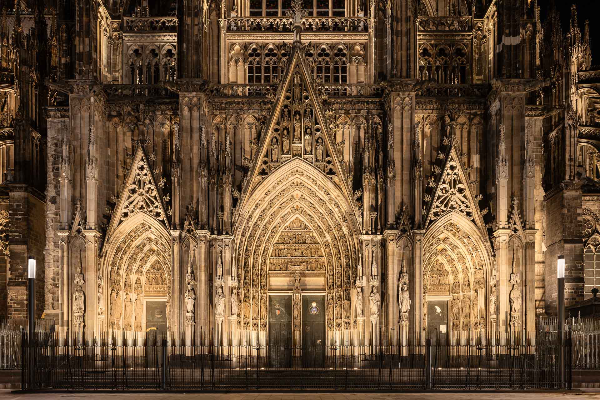 https://detail-cdn.s3.eu-central-1.amazonaws.com/media/catalog/product/0/3/03-led-beleuchtung-koelner-dom.jpg?width=437&height=582&store=de_de&image-type=image