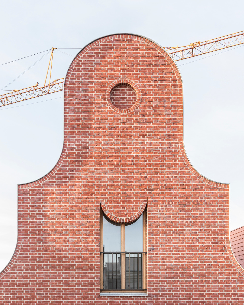 https://detail-cdn.s3.eu-central-1.amazonaws.com/media/catalog/product/0/3/03-lu_becker-stadthaus-henrik-becker-architekt.jpg?width=437&height=582&store=de_de&image-type=image