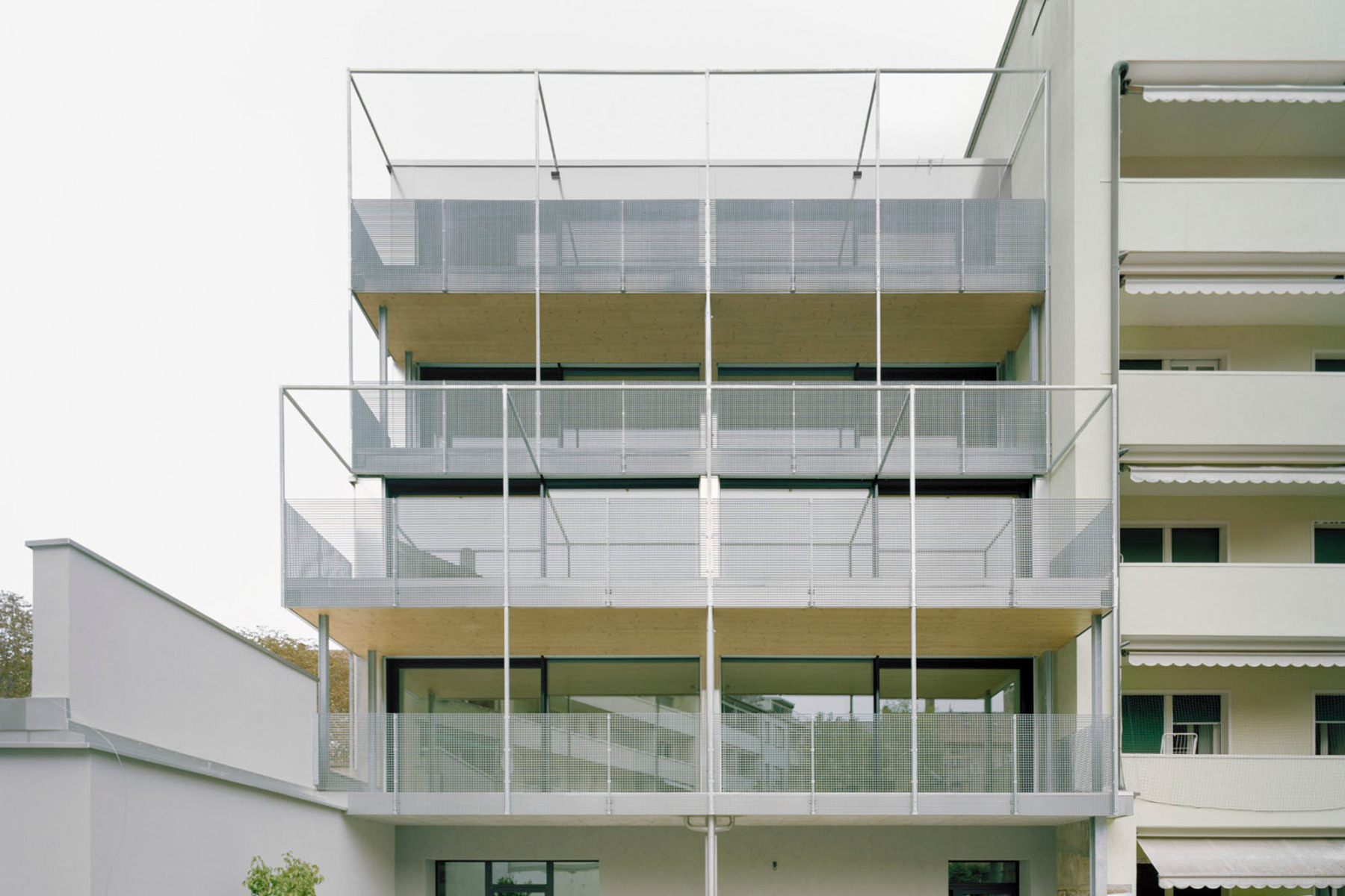 https://detail-cdn.s3.eu-central-1.amazonaws.com/media/catalog/product/0/3/03-mehrfamilienhaus-lukas-raeber-architekten-basel.jpg?width=437&height=582&store=de_en&image-type=image
